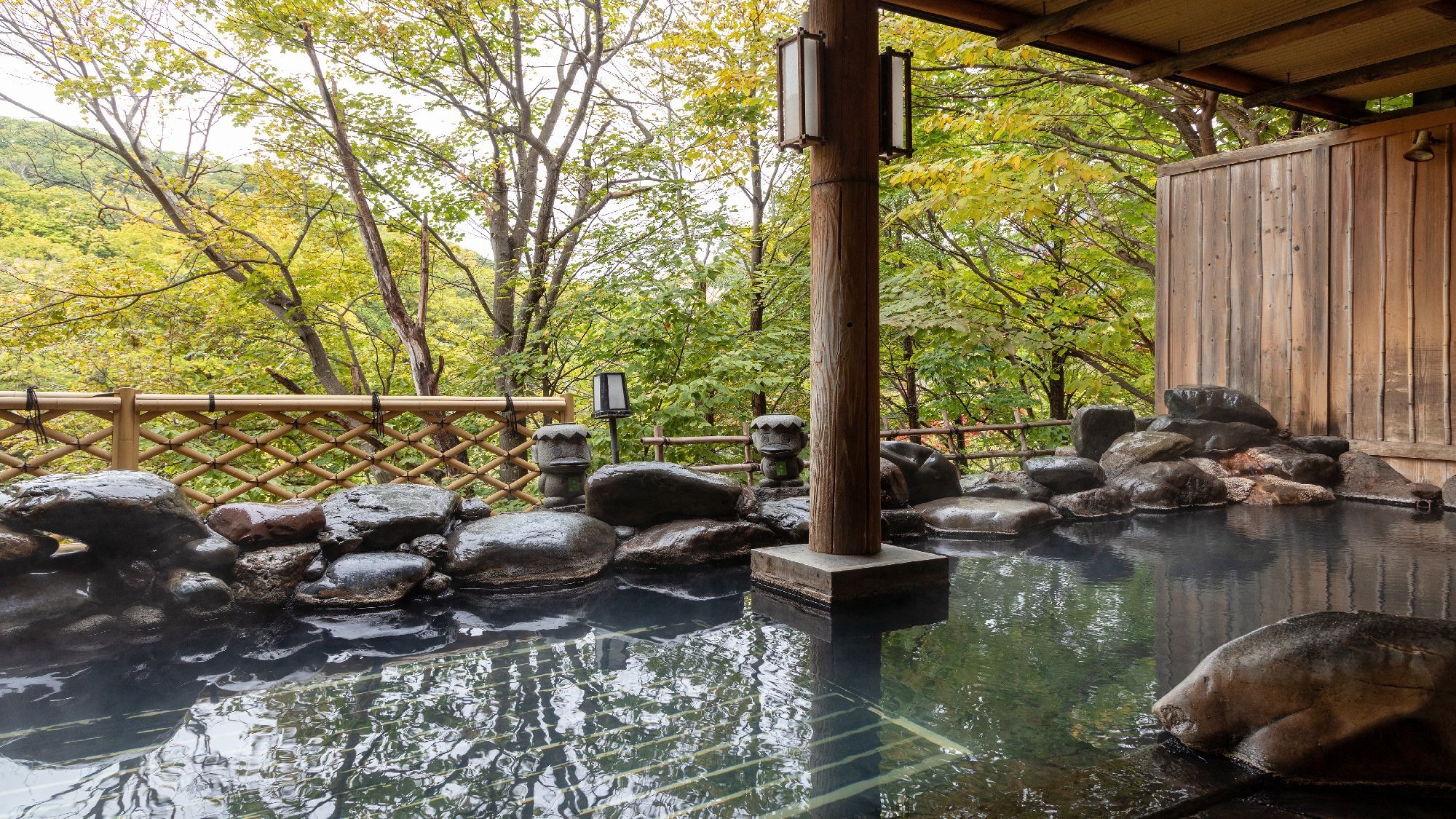 [Open-air bath] Autumn: Enjoy the hot spring water straight from the source while admiring the autumn leaves.