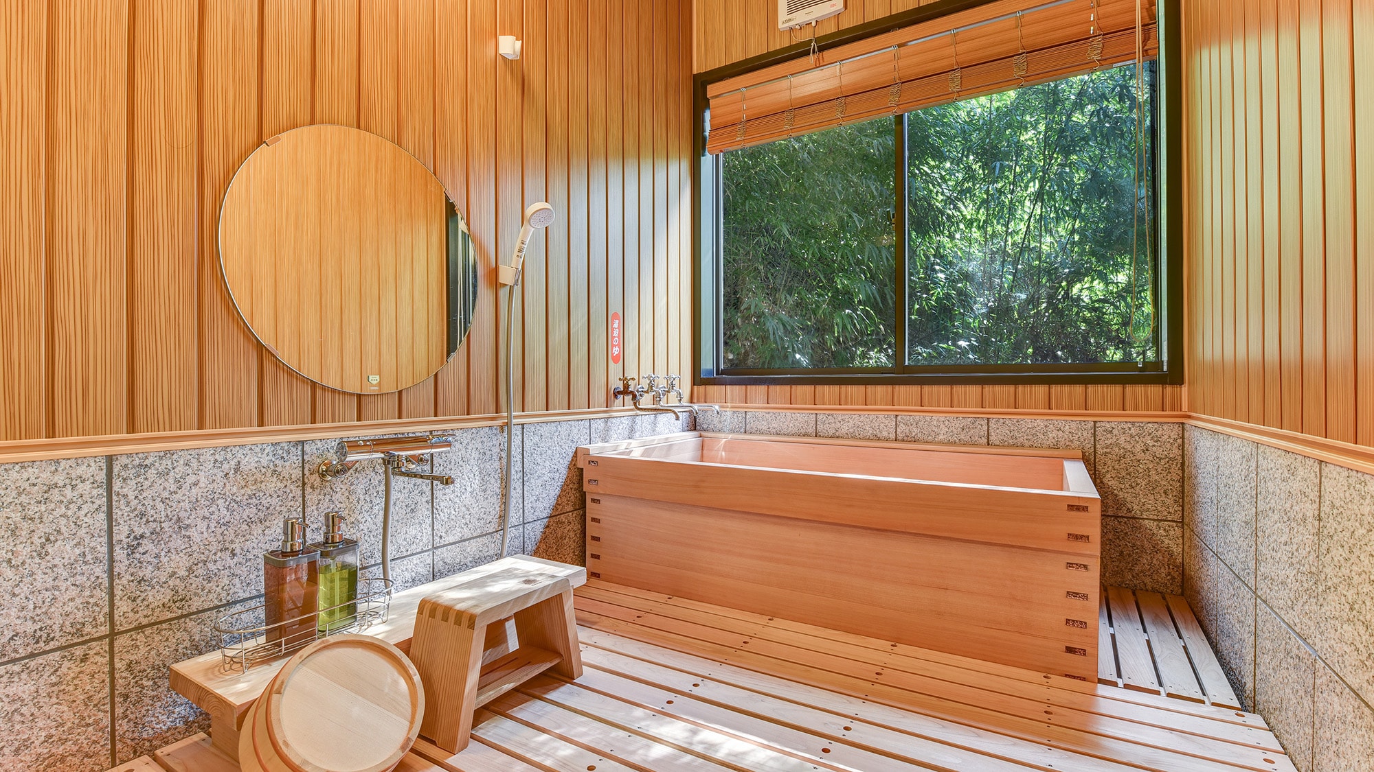 *[Universal design guest room (with hot spring bath)] Relax and unwind while enjoying nature.