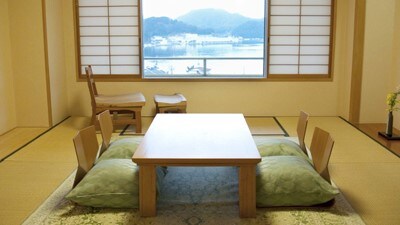 This is an example of a 10 tatami Japanese-style room on the sea side. This is the standard room of the hotel