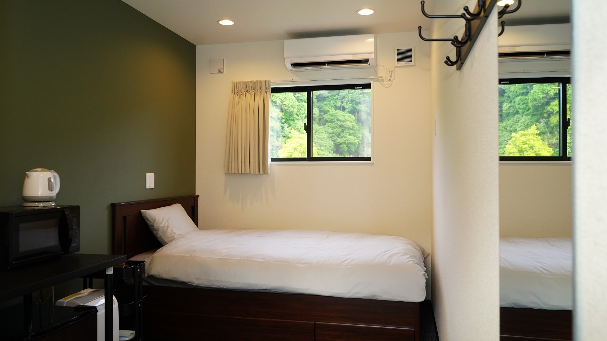 [Guest rooms] A simple and comfortable space where you can relax surrounded by greenery.