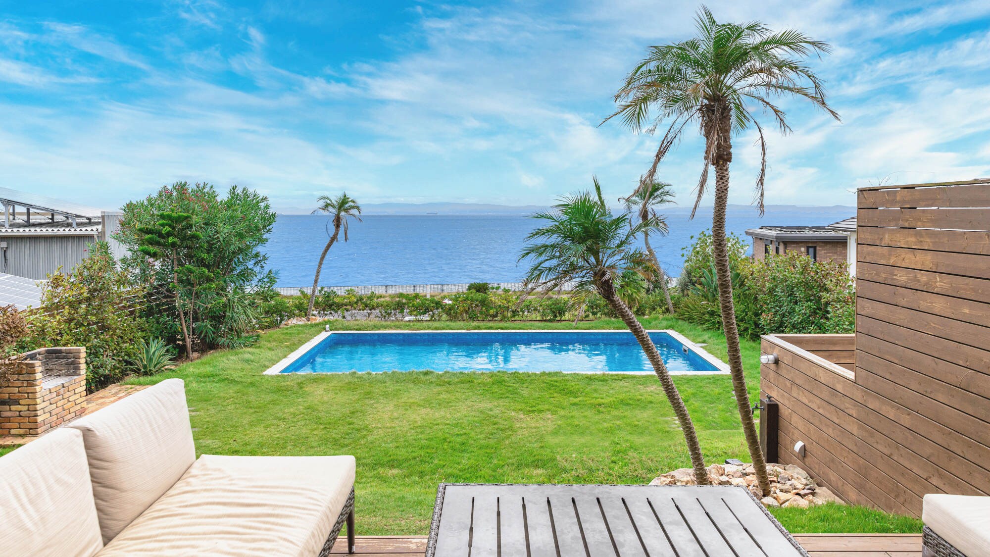 [Garden] View from the wooden deck. Enjoy a relaxing time gazing at the ocean and the vast sky that stretch out before you.