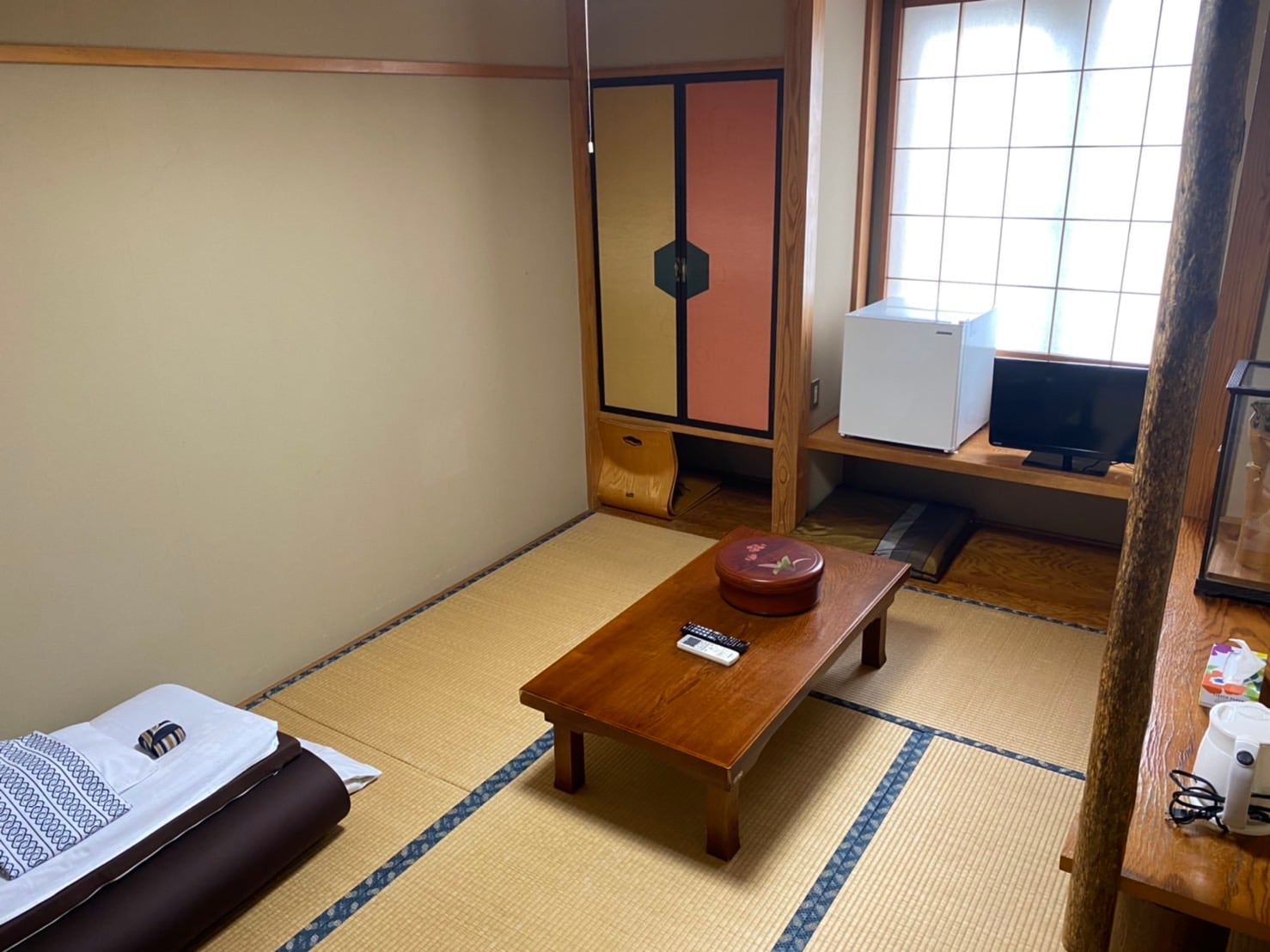 Japanese-style room with toilet, 6 tatami mats