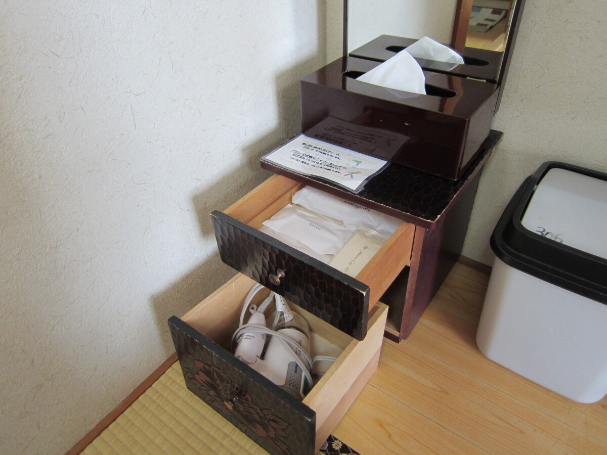 [Japanese-style room amenity 2] The dryer is for pulling out the mirror stand ...