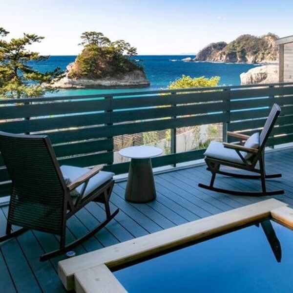 ◇An example of an open-air bath in a guest room overlooking the ocean and islands of Dogashima.