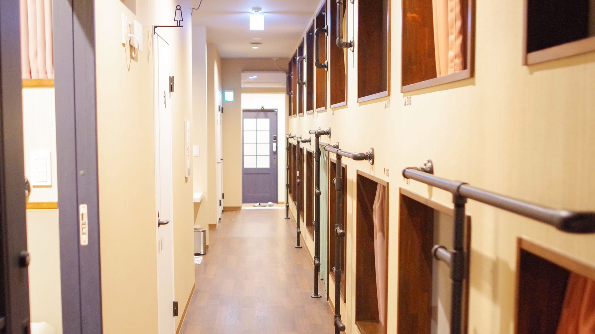 ・[หอพัก] มีห้องพักจำนวน 17 ห้อง ห้องพักสำหรับ 4 ท่าน และห้องพักสำหรับ 6 ท่าน ที่หันหน้าไปทางทางเดินส่วนกลาง