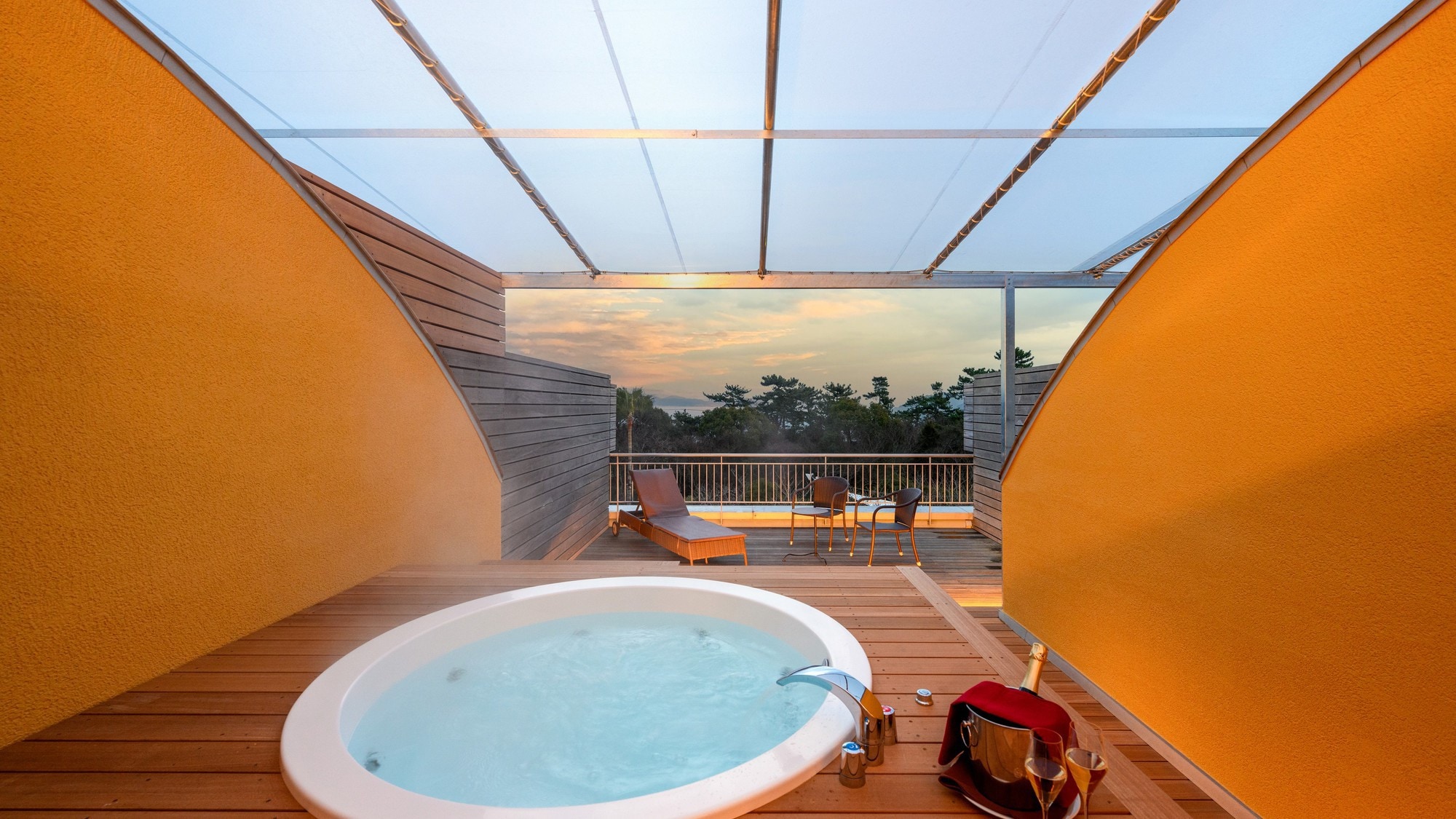 Semua 8 kamar di gedung utama memiliki pemandian terbuka dan ruang sauna pribadi!