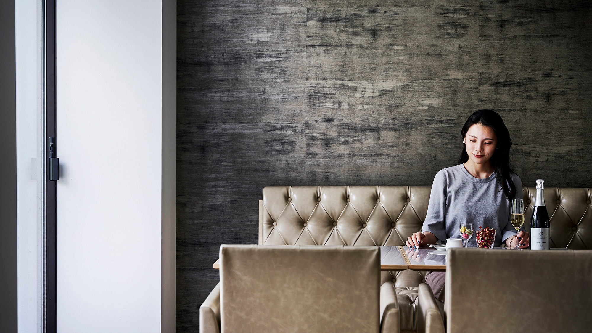 เพลิดเพลินไปกับประสบการณ์สุดหรูหราในขณะที่คุณพักผ่อนบนโซฟาที่แสนสบายในเลานจ์ และเพลิดเพลินไปกับค็อกเทลชั้นดีและอาหารเลิศรส