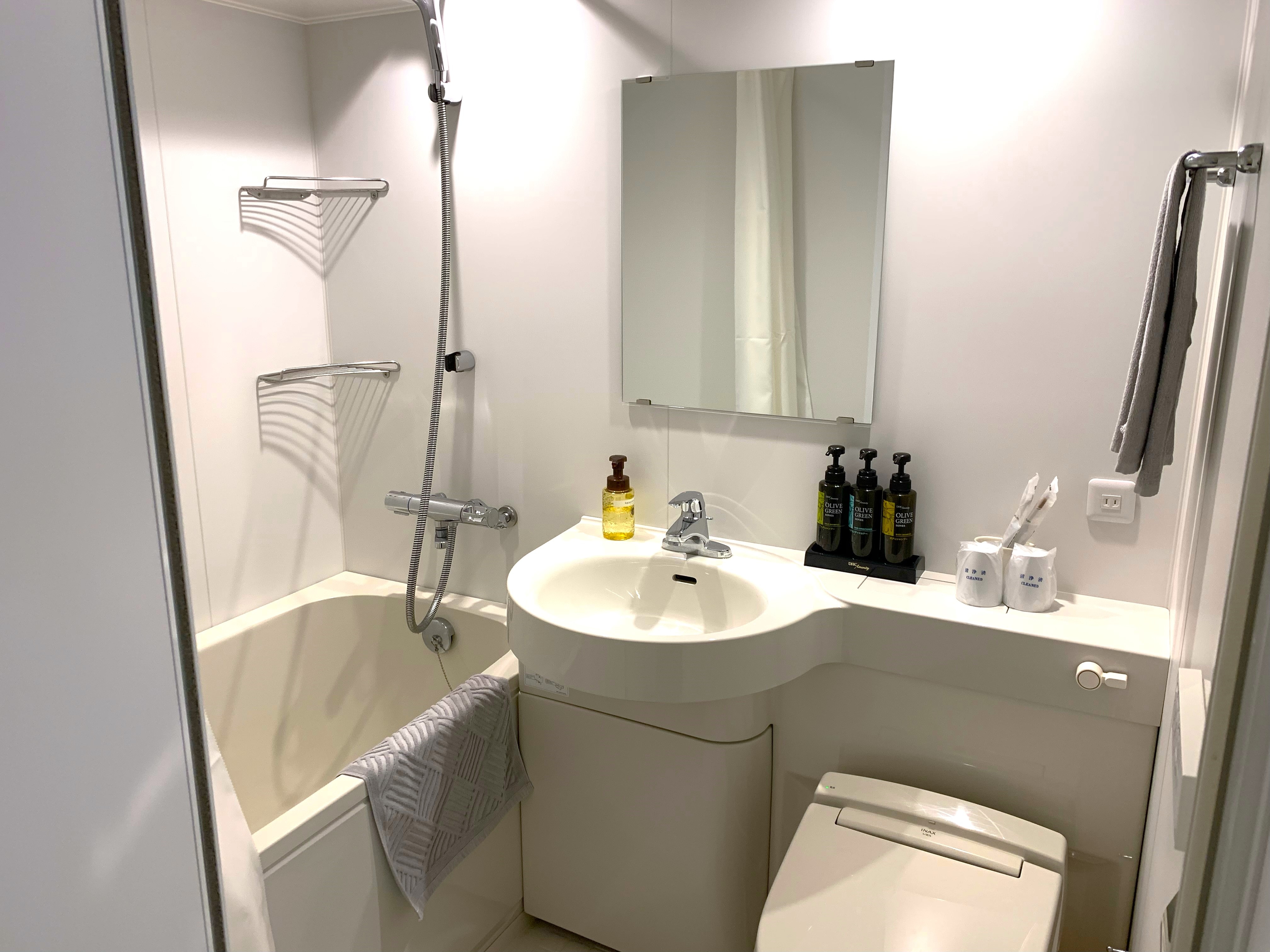 Double room (D11) opposite the tracks (unit bath)