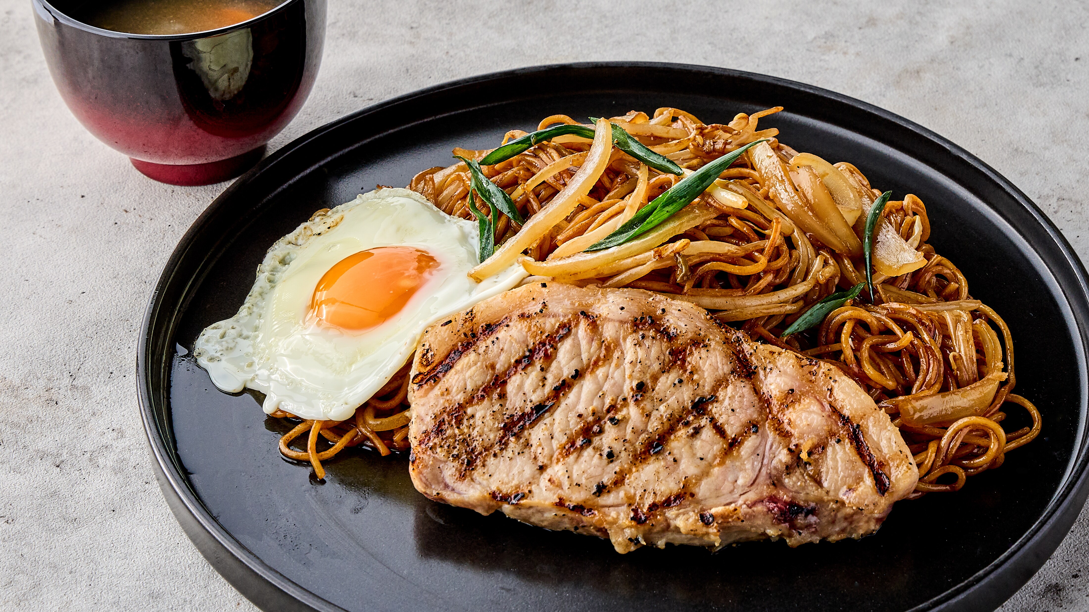 シェフが本気で作った鉄板トンテキ焼きそば