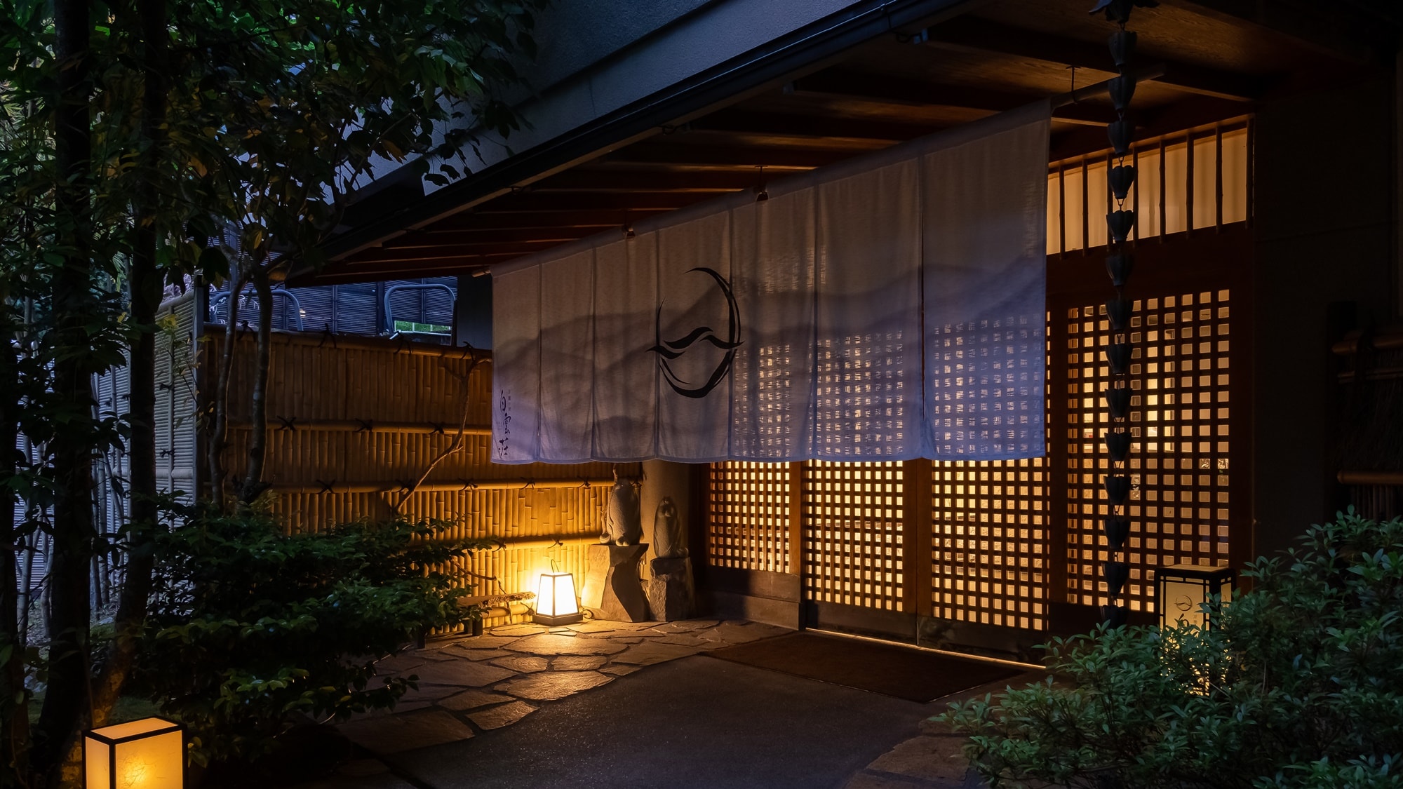 入口（夜间）
