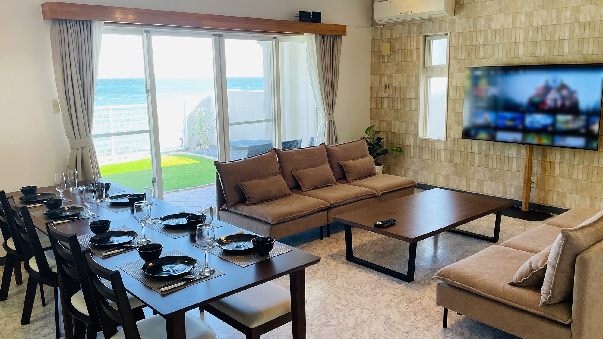 ・[Living room] Enjoy the view, have a BBQ in the garden, and enjoy a carefree stay in Okinawa to the fullest!