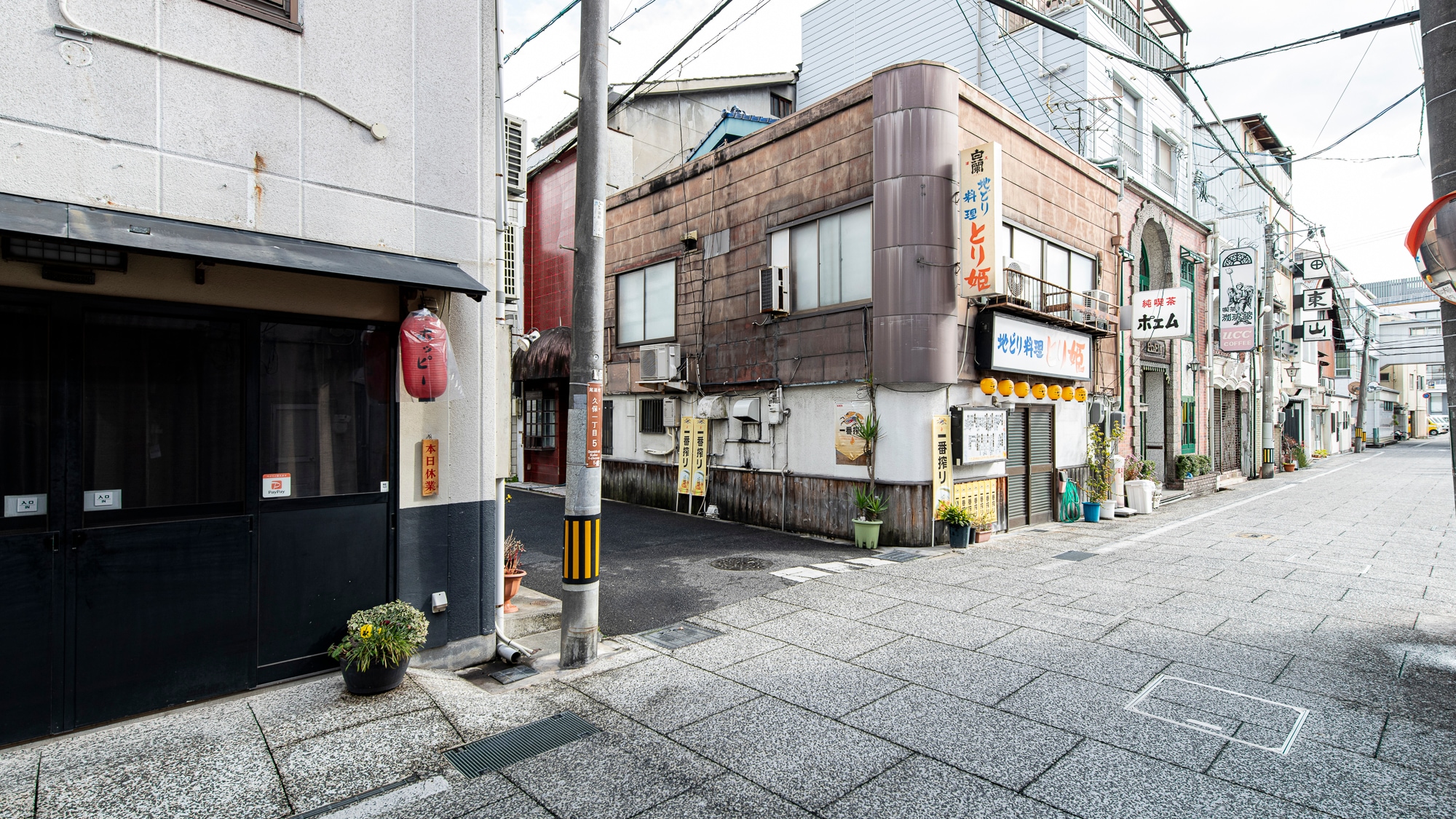 *Rute menuju hotel ③/Ambil jalan antara restoran okonomiyaki dan restoran yakitori.