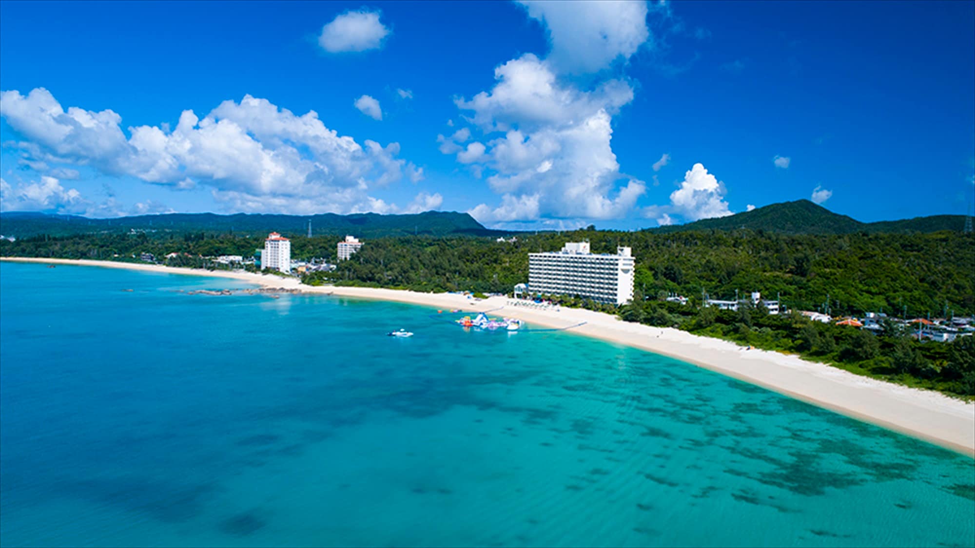[Hotel exterior] A resort hotel with ocean views from all rooms, with the sea stretching out in front of you