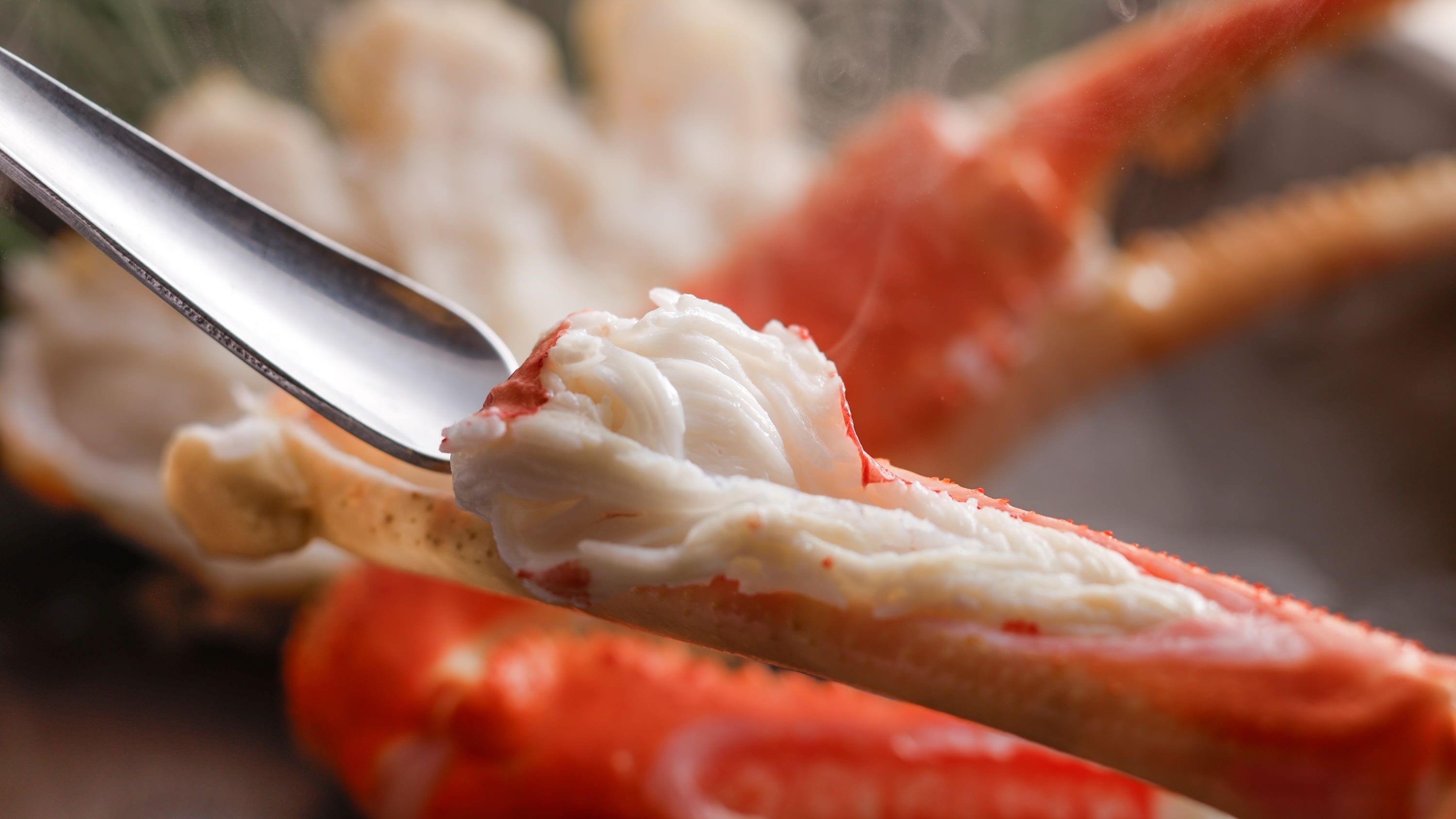 [Snow crab kaiseki] Soft, juicy and deliciously steamed on a ceramic plate