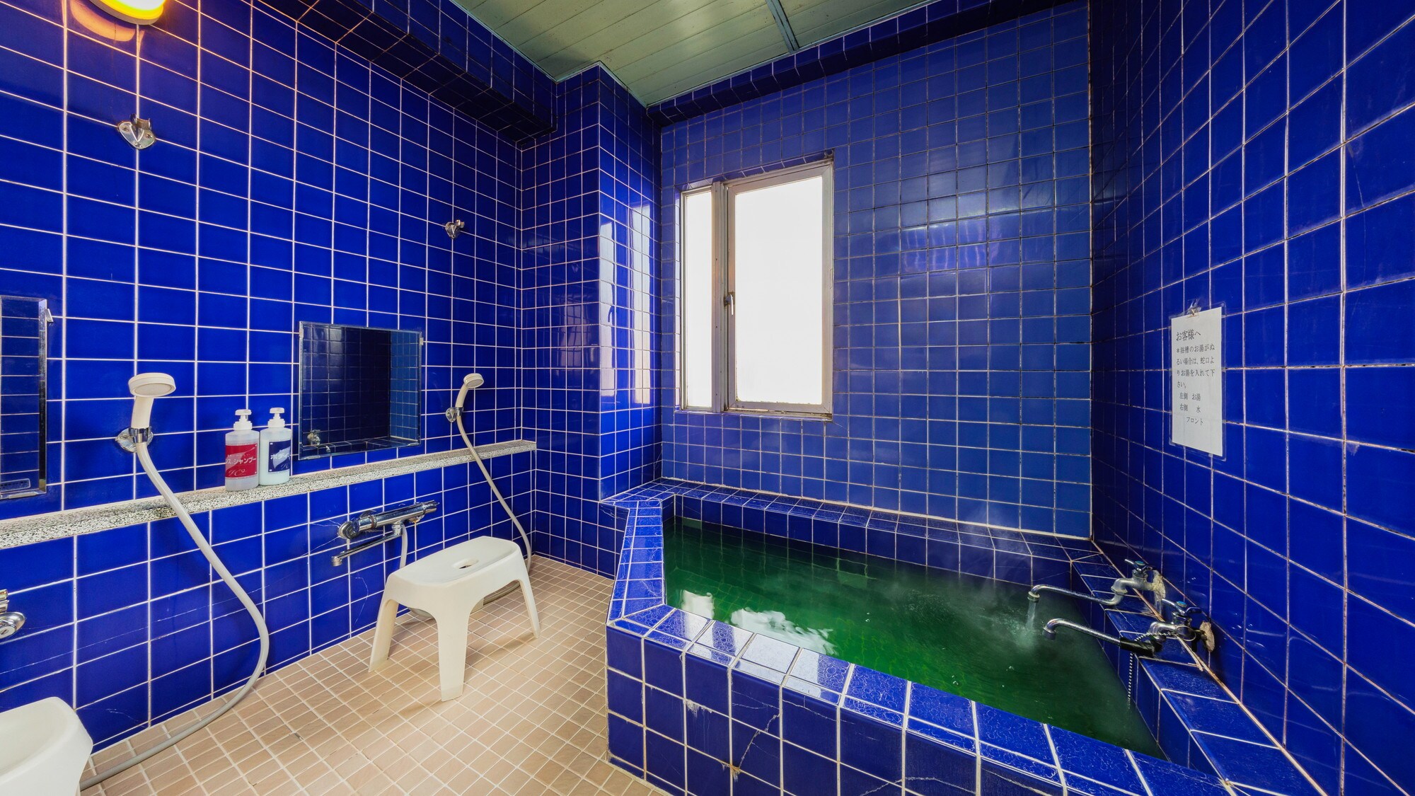 [Shared bath] Only available to men. Women may only use the private shower rooms.