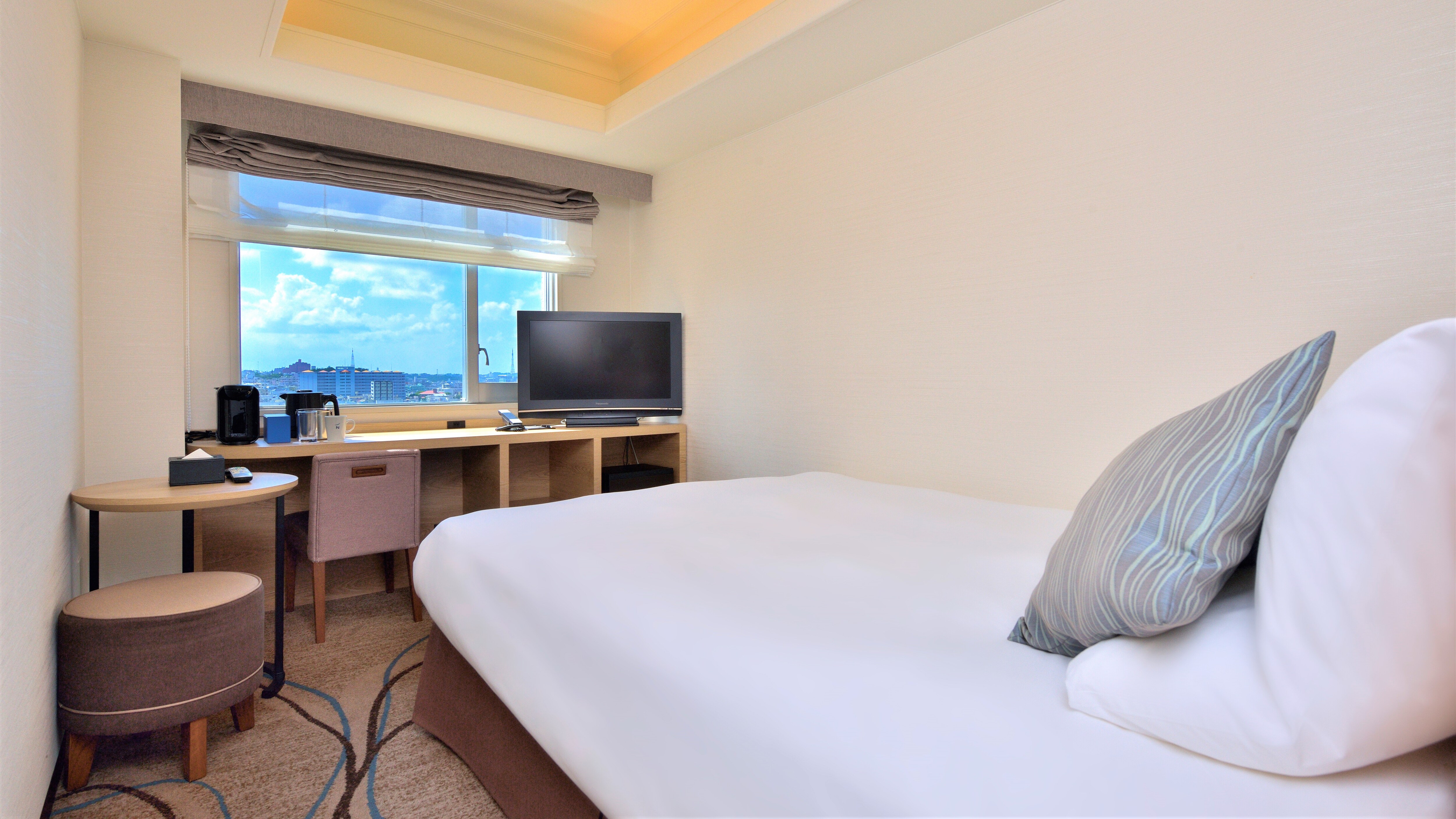 [Standard Double 17㎡] A double room with a compact but spacious Simmons bed.