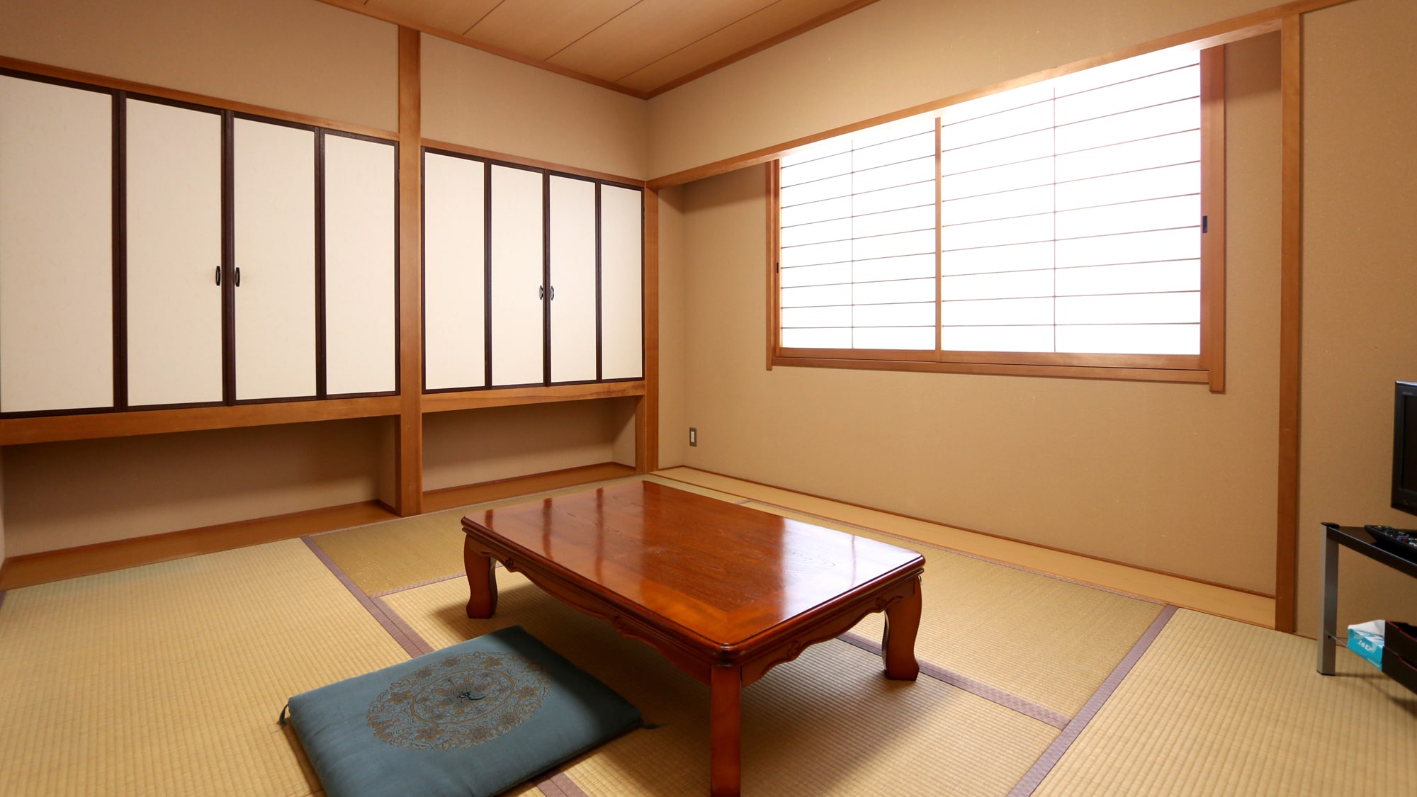 [6 tatami Japanese-style room] Please use it for solo pilgrimage trips or for work.