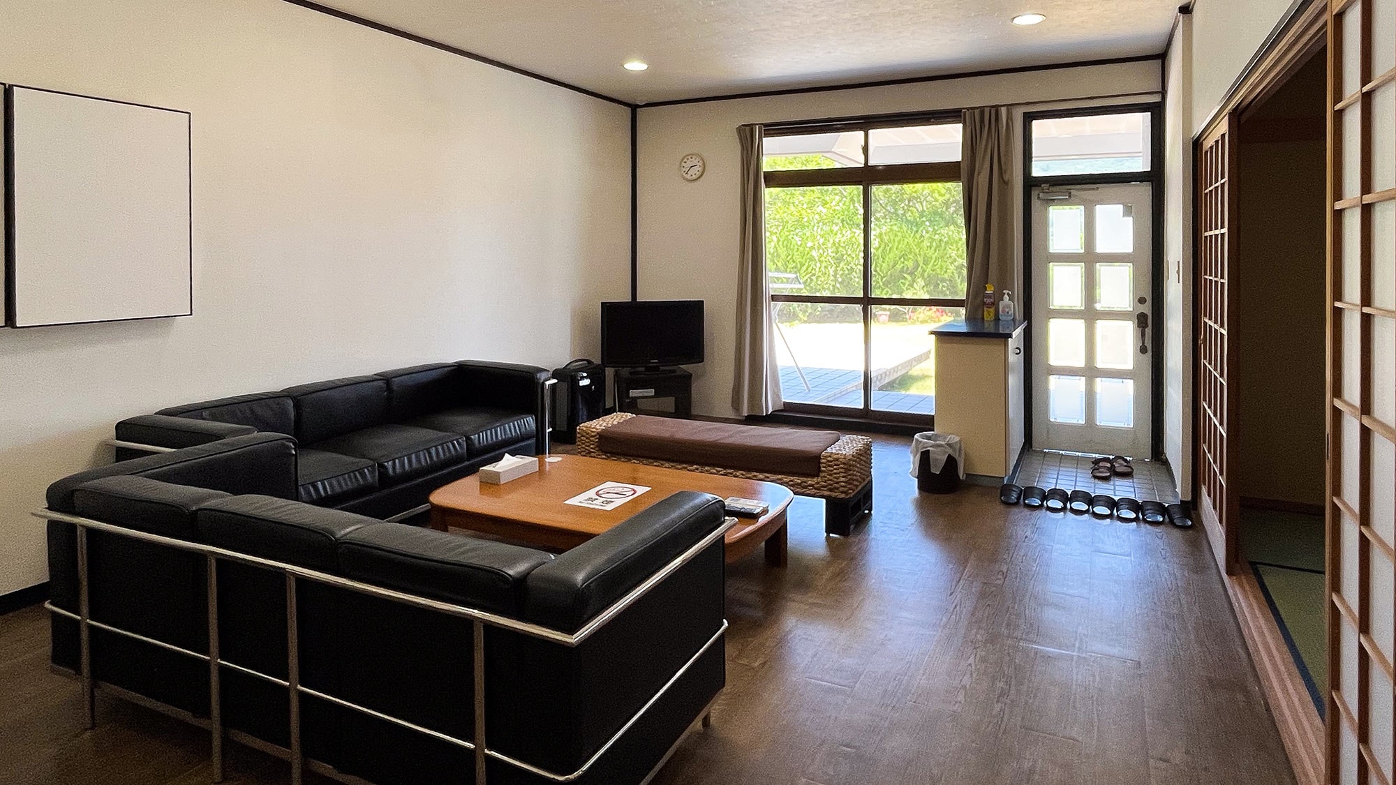 ・[Japanese-Western Room No. 2] Relax to your heart's content in the living room where you can feel the sea breeze.