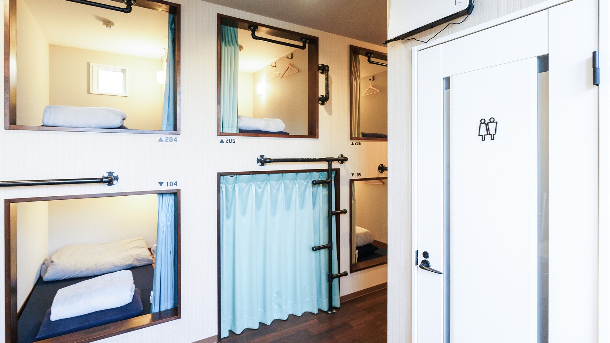 ・[Asrama] Terdapat toilet bersama yang berlokasi strategis dekat kamar Anda.