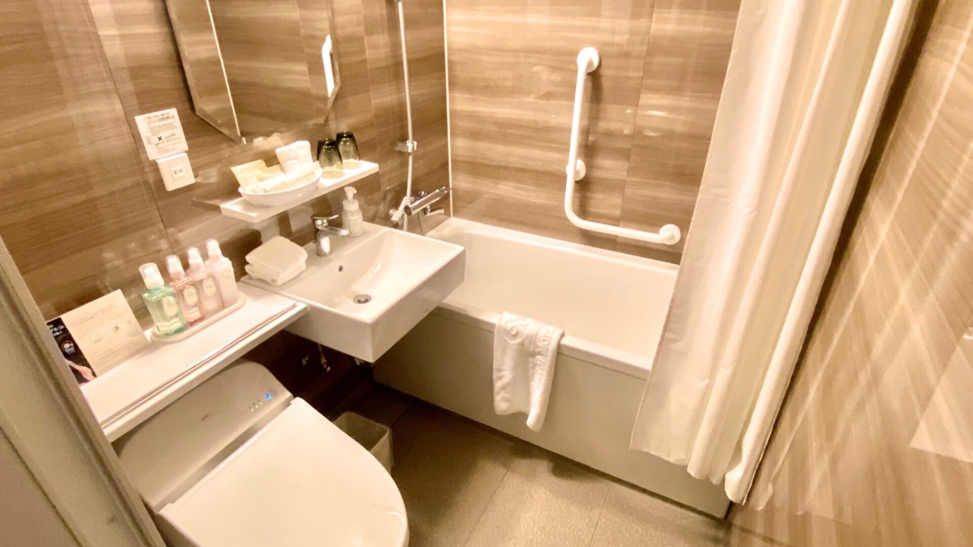 [Bangunan Selatan] Kamar mandi kembar sudut selatan (29 meter persegi).