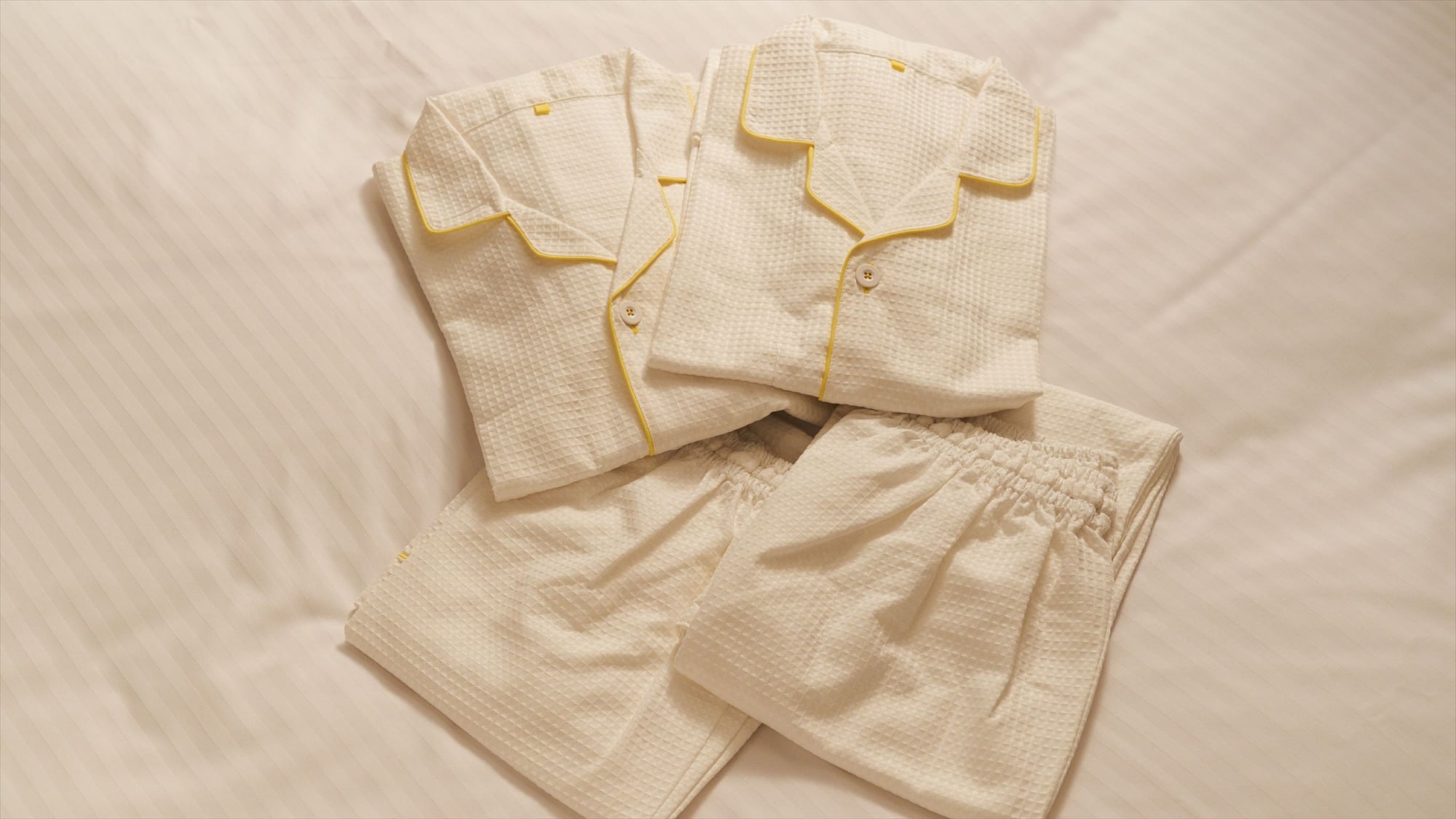 [Common amenities] Nightwear with separate top and bottom is available.