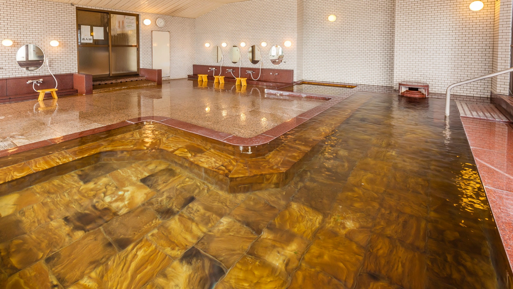[Large public bath] Enjoy high-quality natural hot spring water in a spacious bath.