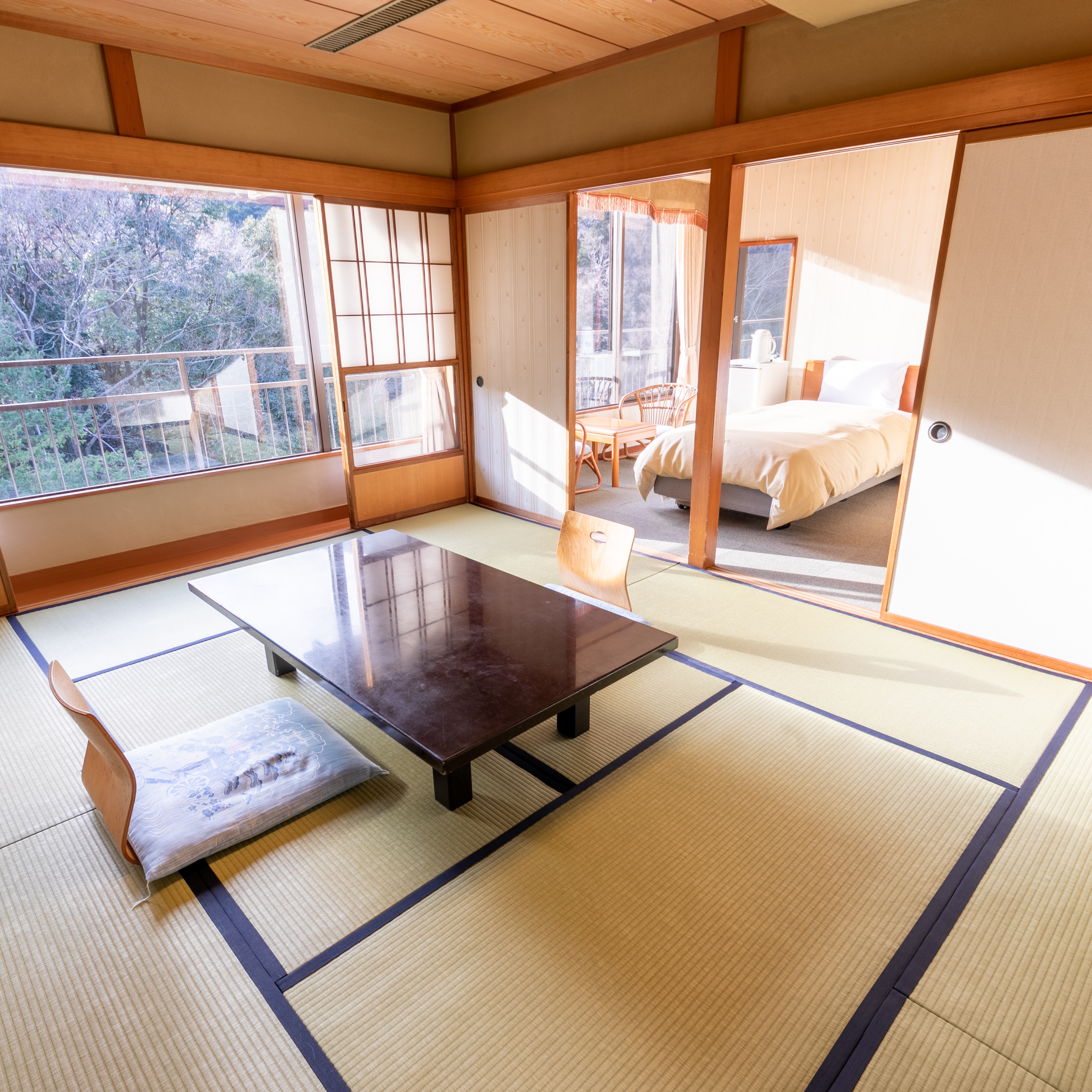 Japanese and Western room (capacity for 7 people)