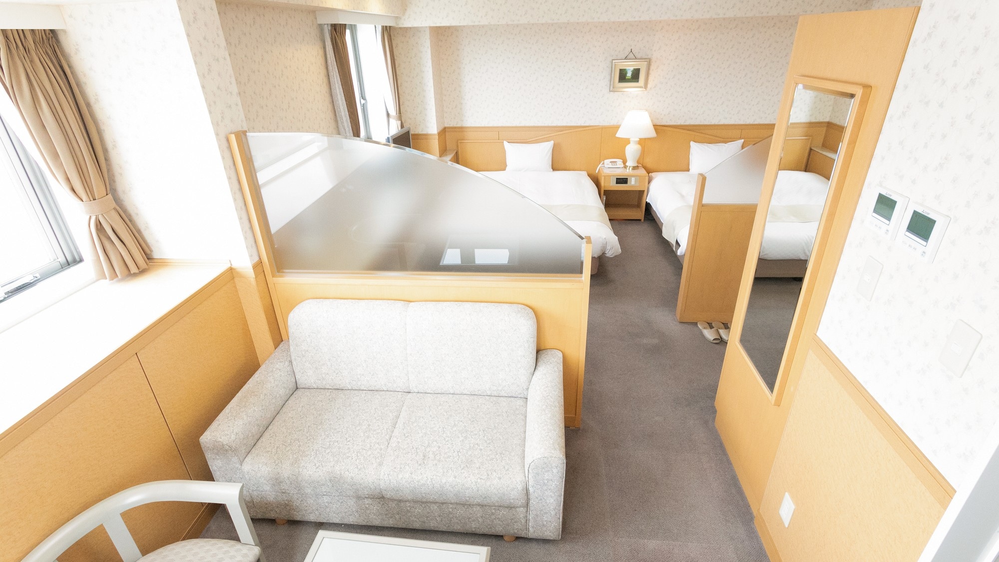 [Superior Twin] 2 spacious 150cm wide beds. There is a reception space so you can use it spaciously.