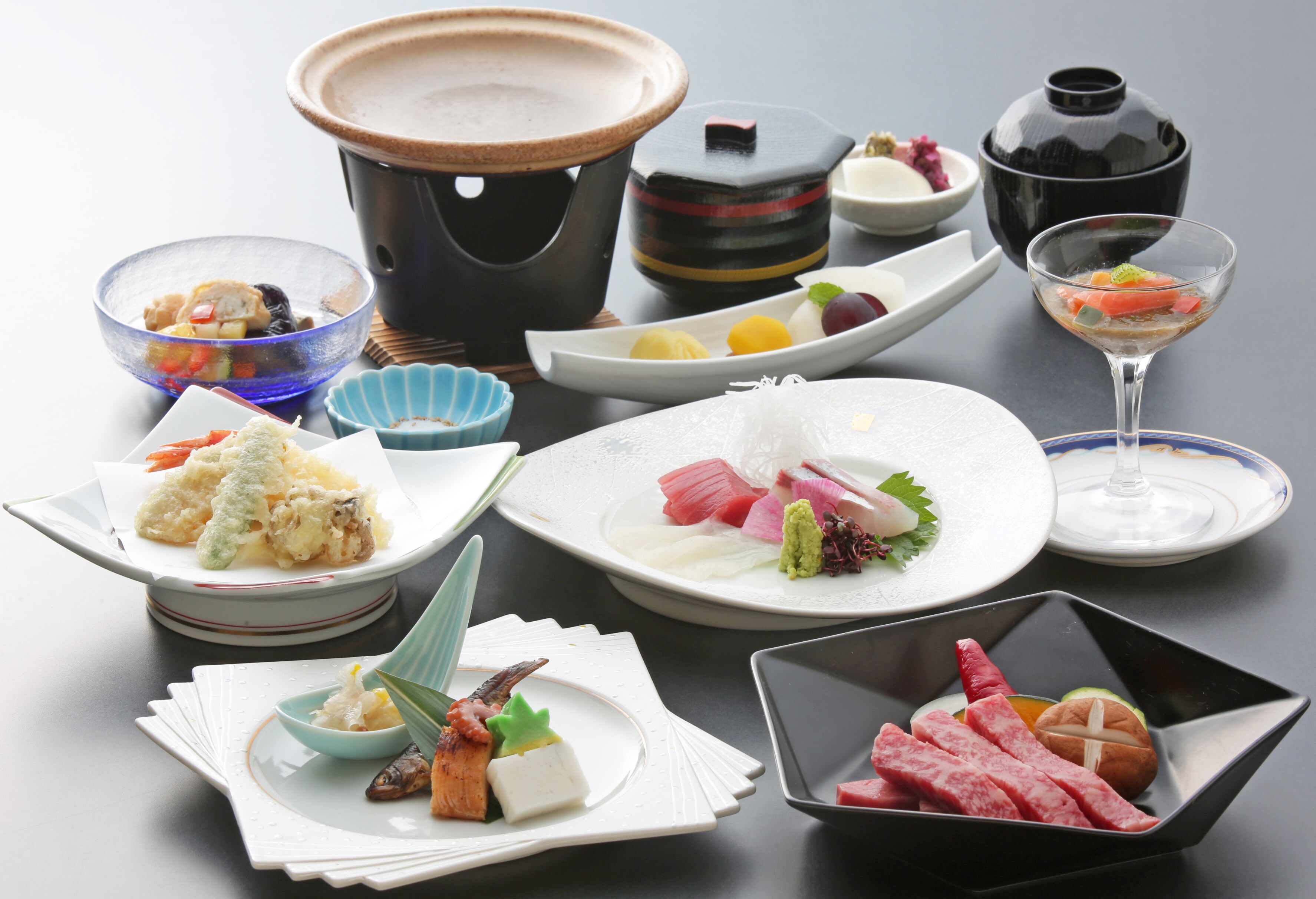 เนื้อคุโรเกะวากิวย่างบนจานเซรามิค Kaiseki Meal