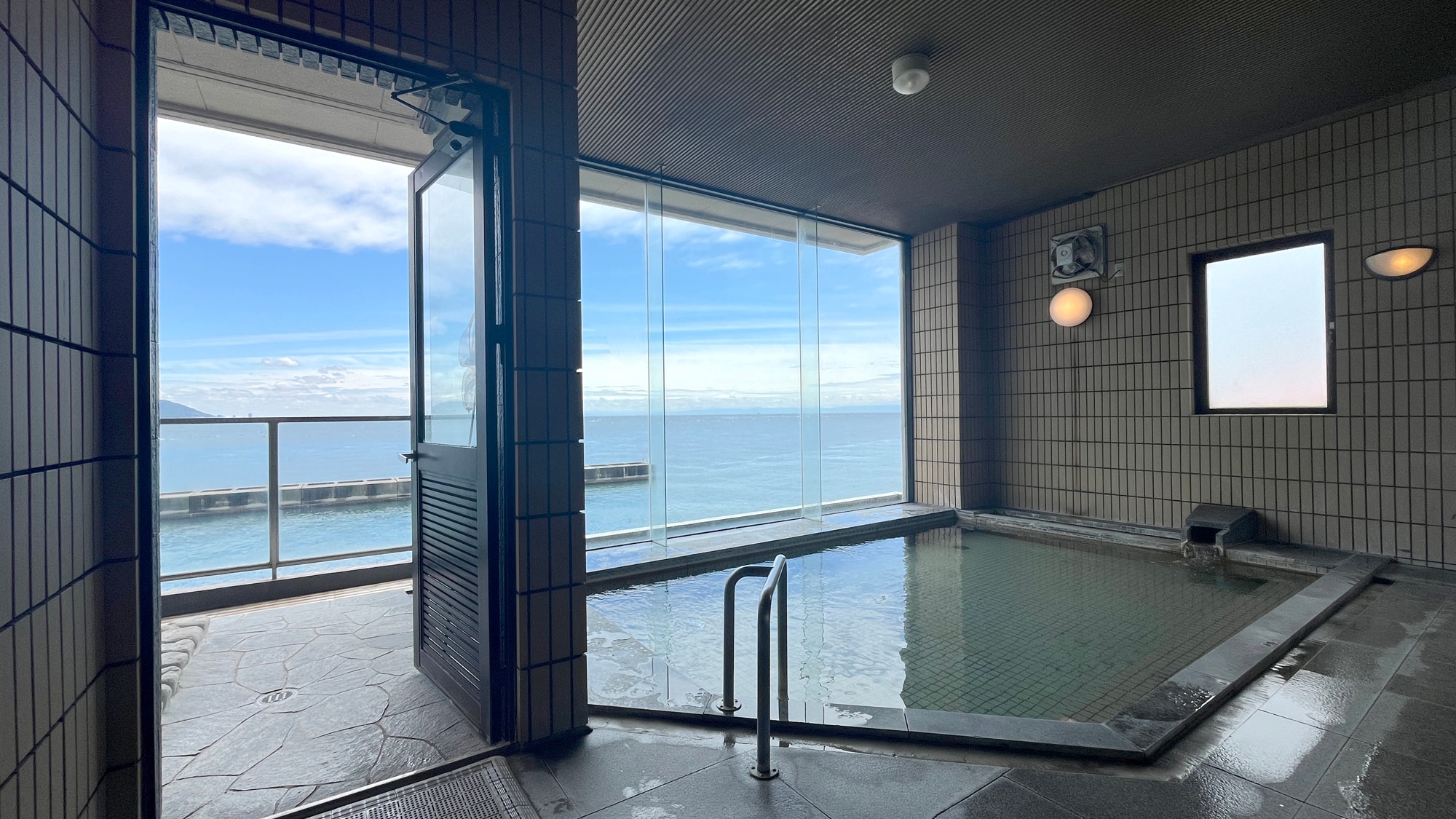 [Main building/bath] There is also an open-air bath