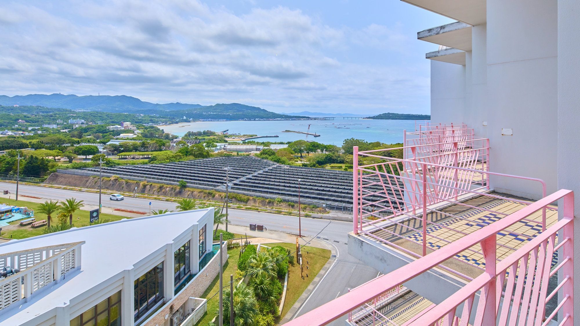 [Maisonette] Surrounded by the soothing sound of the waves. Enjoy a luxurious moment on the balcony, feeling the nature of Okinawa firsthand.