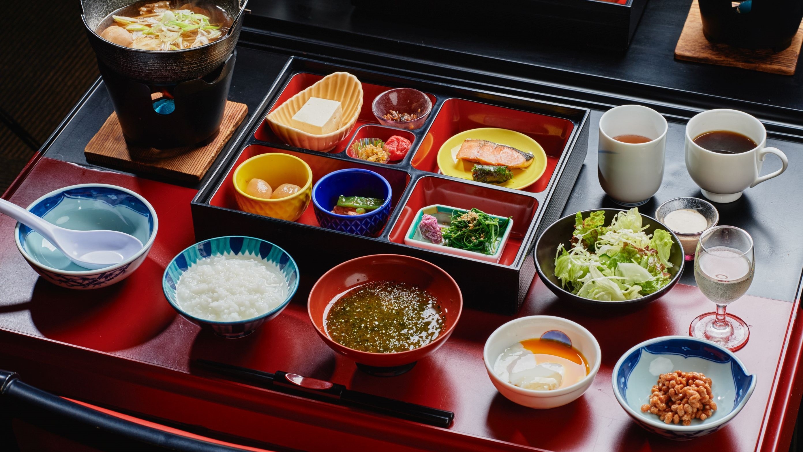 [Breakfast to taste Yamagata's local box set] Yamagata's specialty Imoni, Onogawa's specialty radium egg, and source porridge are popular