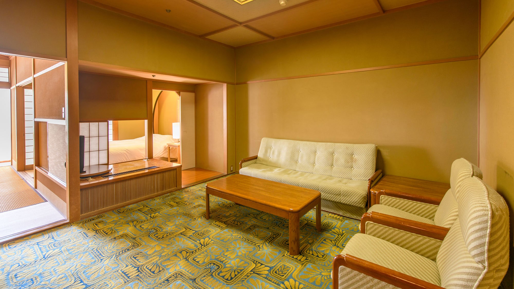 [Autumn Wing - Standard Japanese-Western Style Room] With a sofa, it's the perfect space to reminisce about your trip.