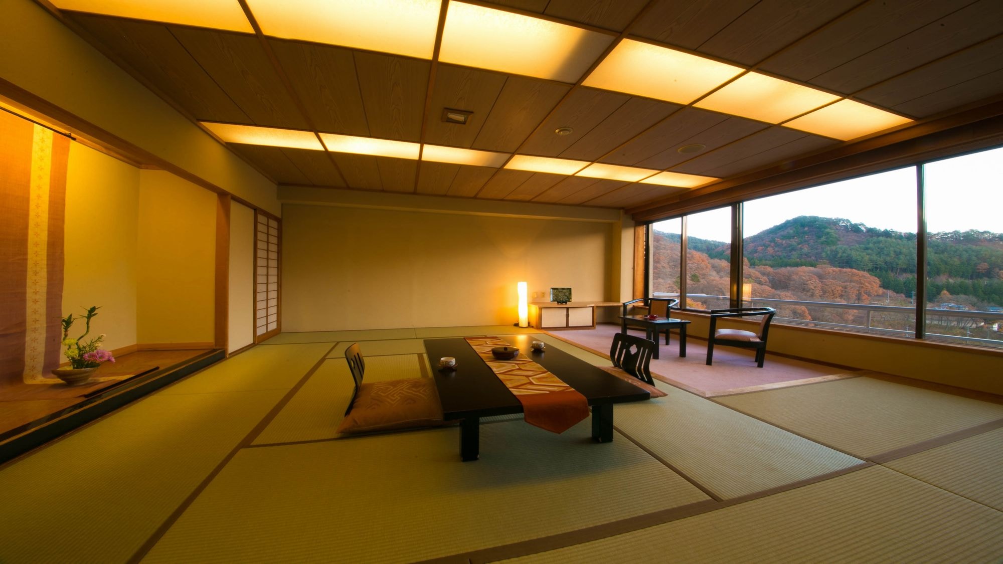 ■Spacious Japanese-style room with 14 tatami mats, Tanigawa mountain range side■