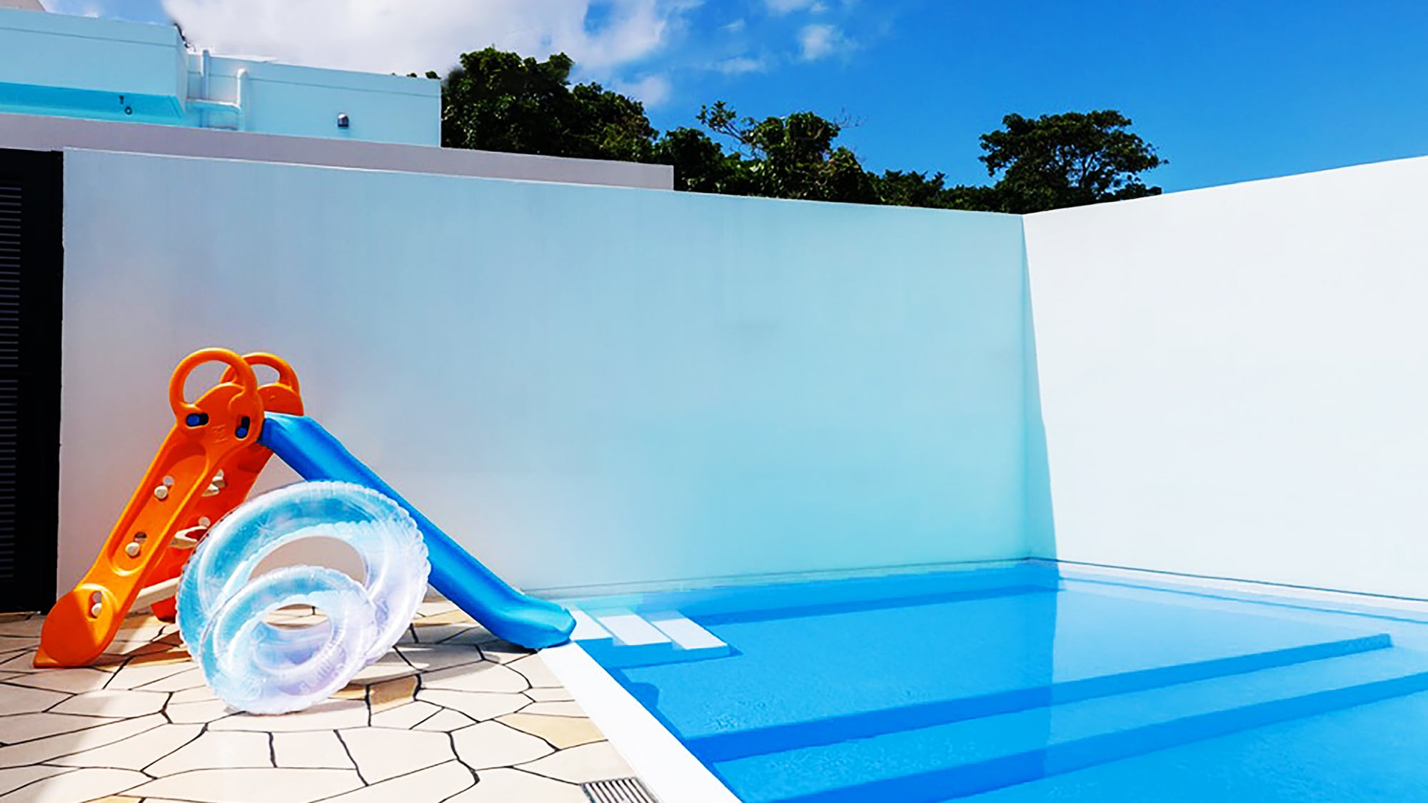 We also have a slide for children. *Floors are not available.