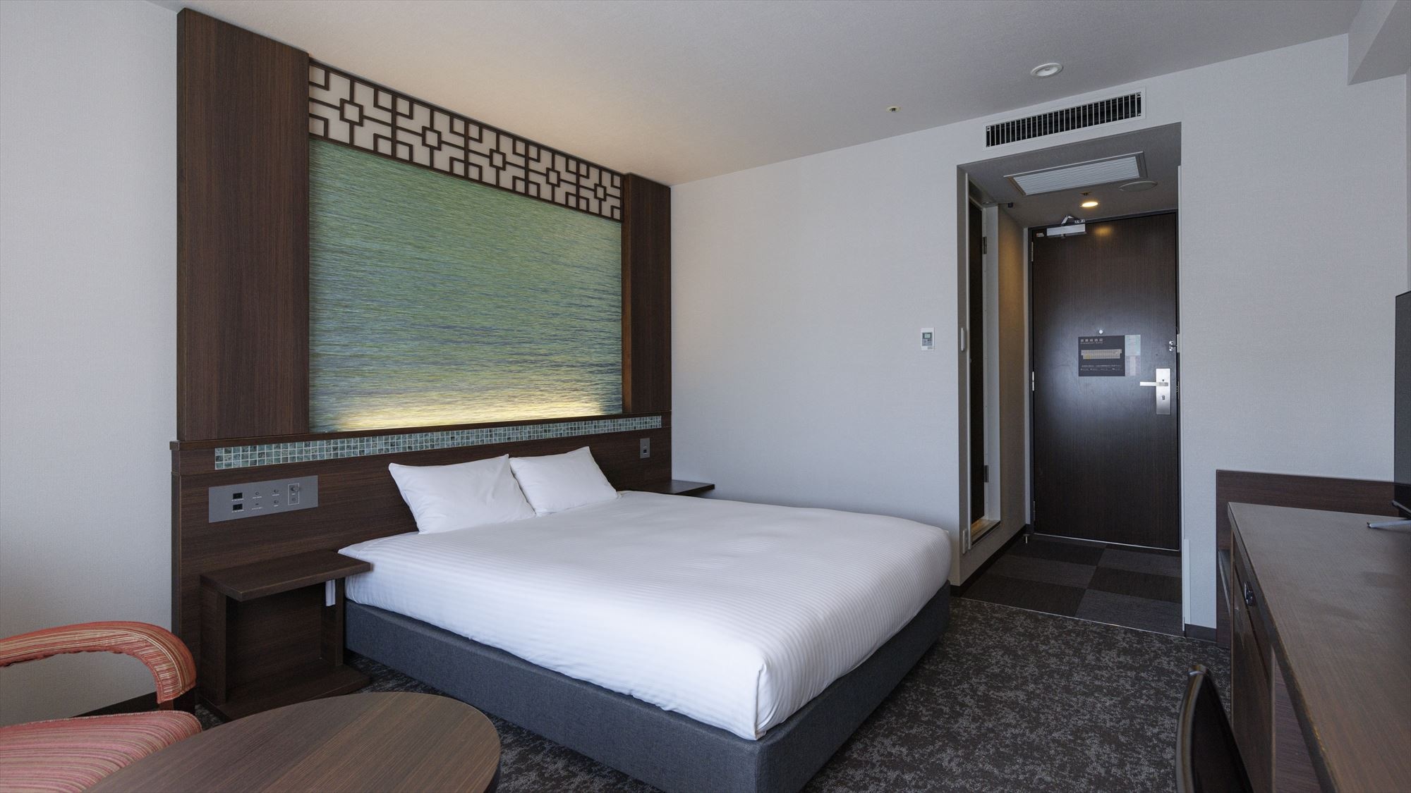 【高級雙人房 21平方公尺】配備160cm寬的席夢思床和寬敞的寫字台的客房。