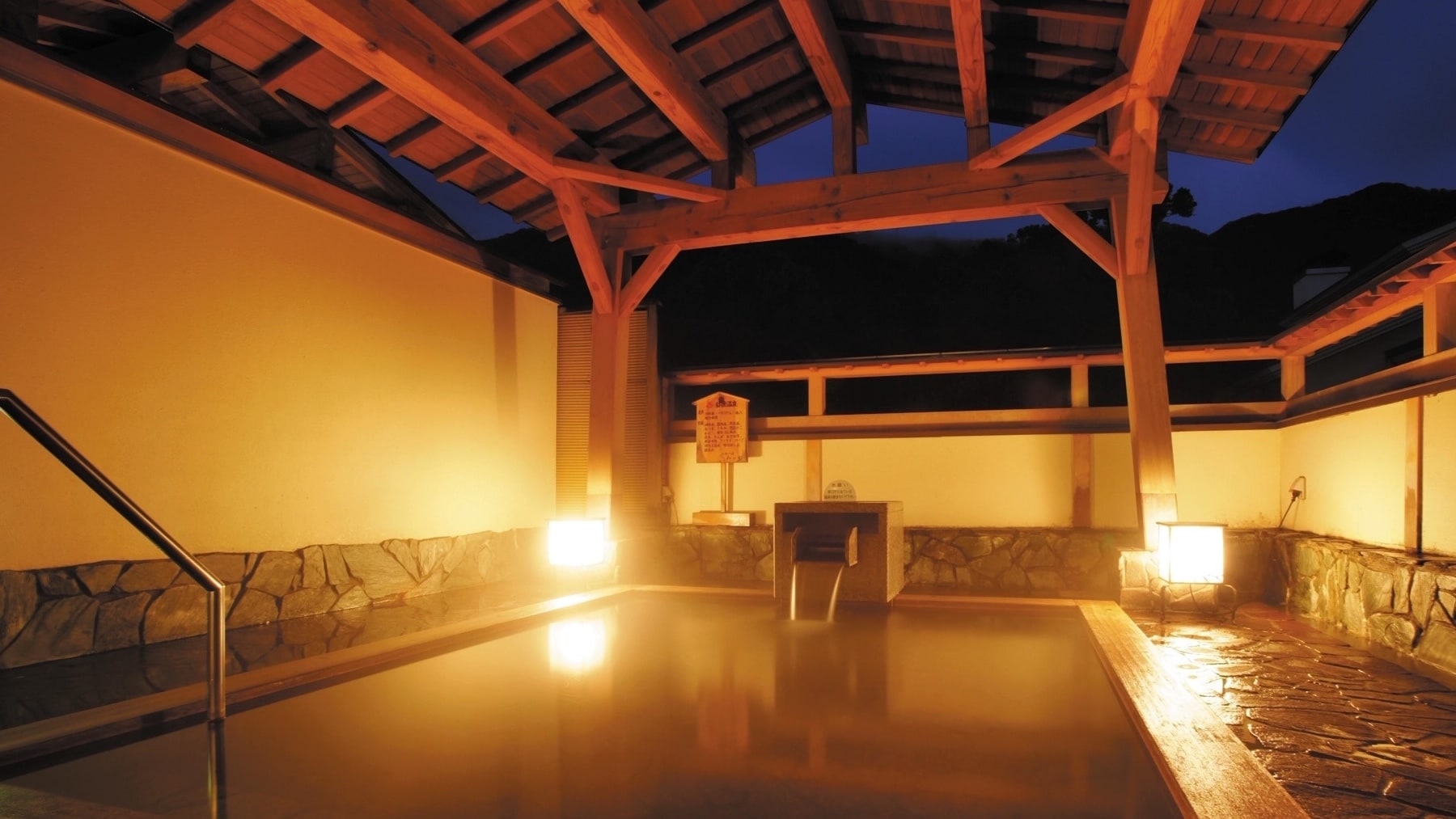 An open-air bath with a panoramic view of Mt. Yahiko, the mountain of the gods