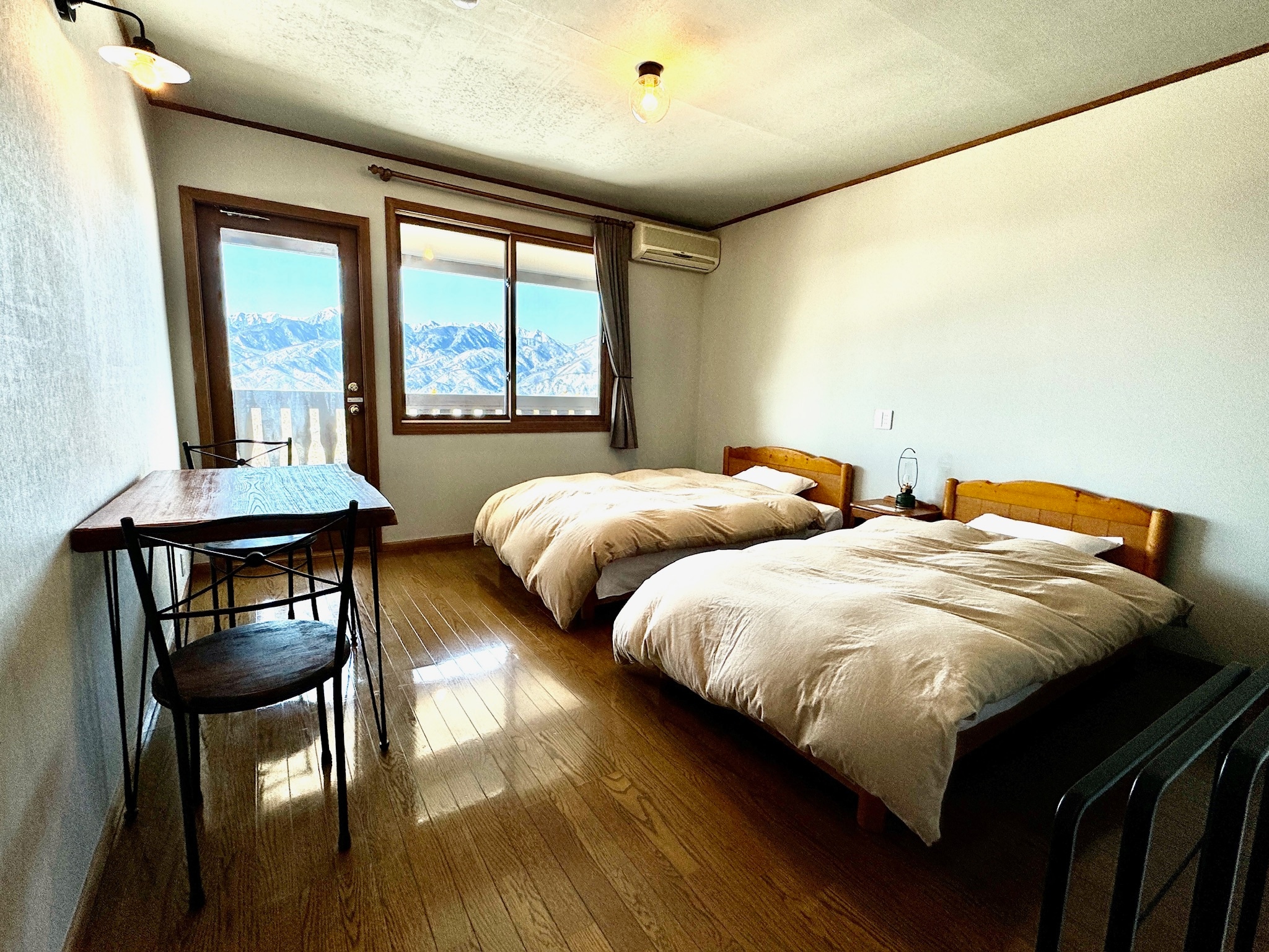 [八嶽山林小屋] 半雙人床、單人雙人床、咖啡桌