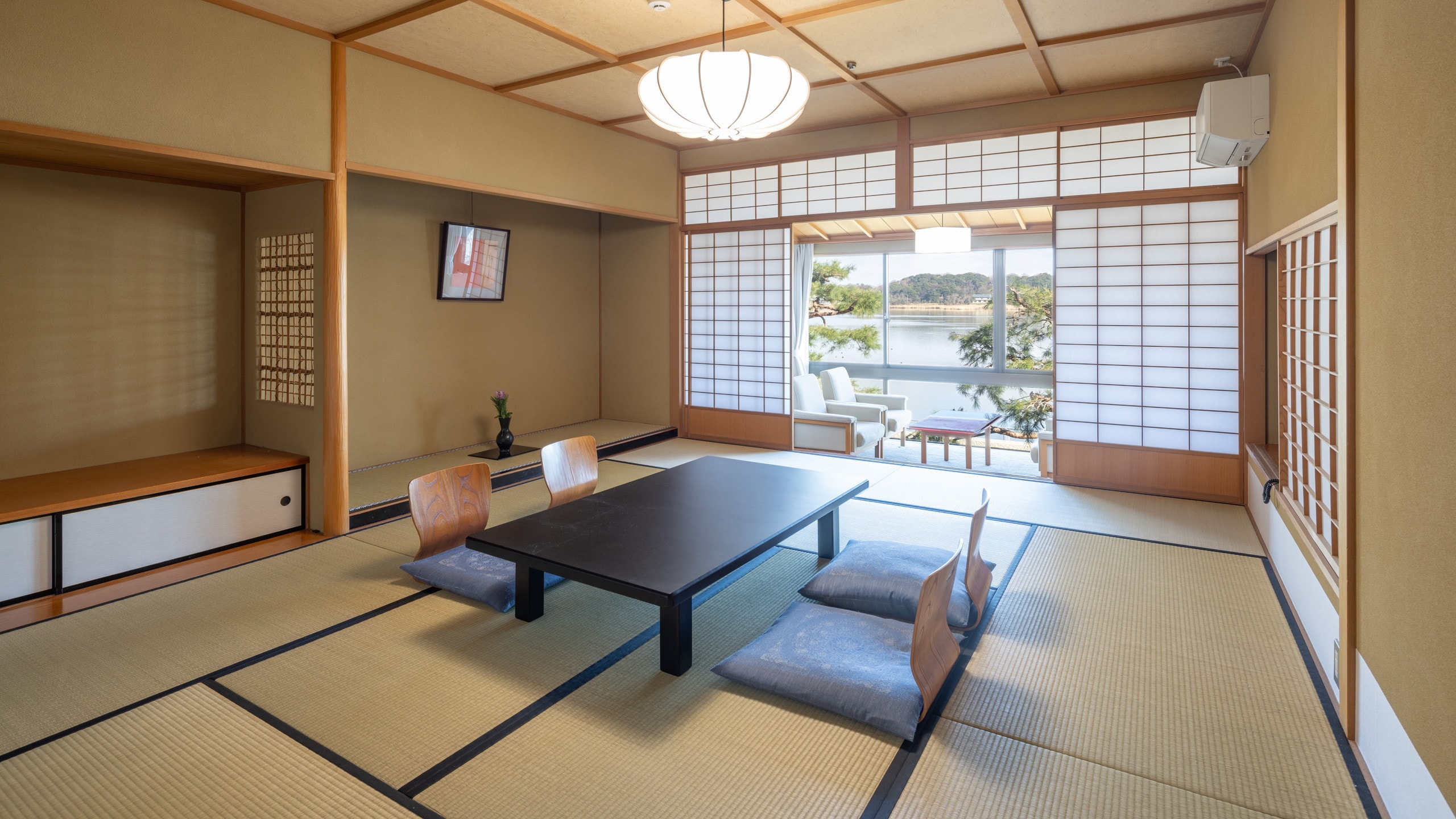 [Attendance room: two Japanese-style rooms]