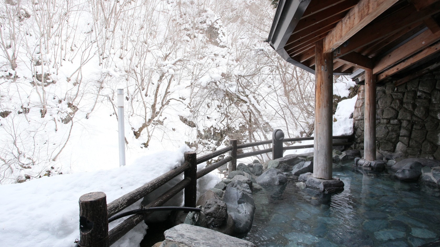 [Open-air bath/river breeze and steam (for men and women)] Soaking in a warm hot spring in the cold air is the best.