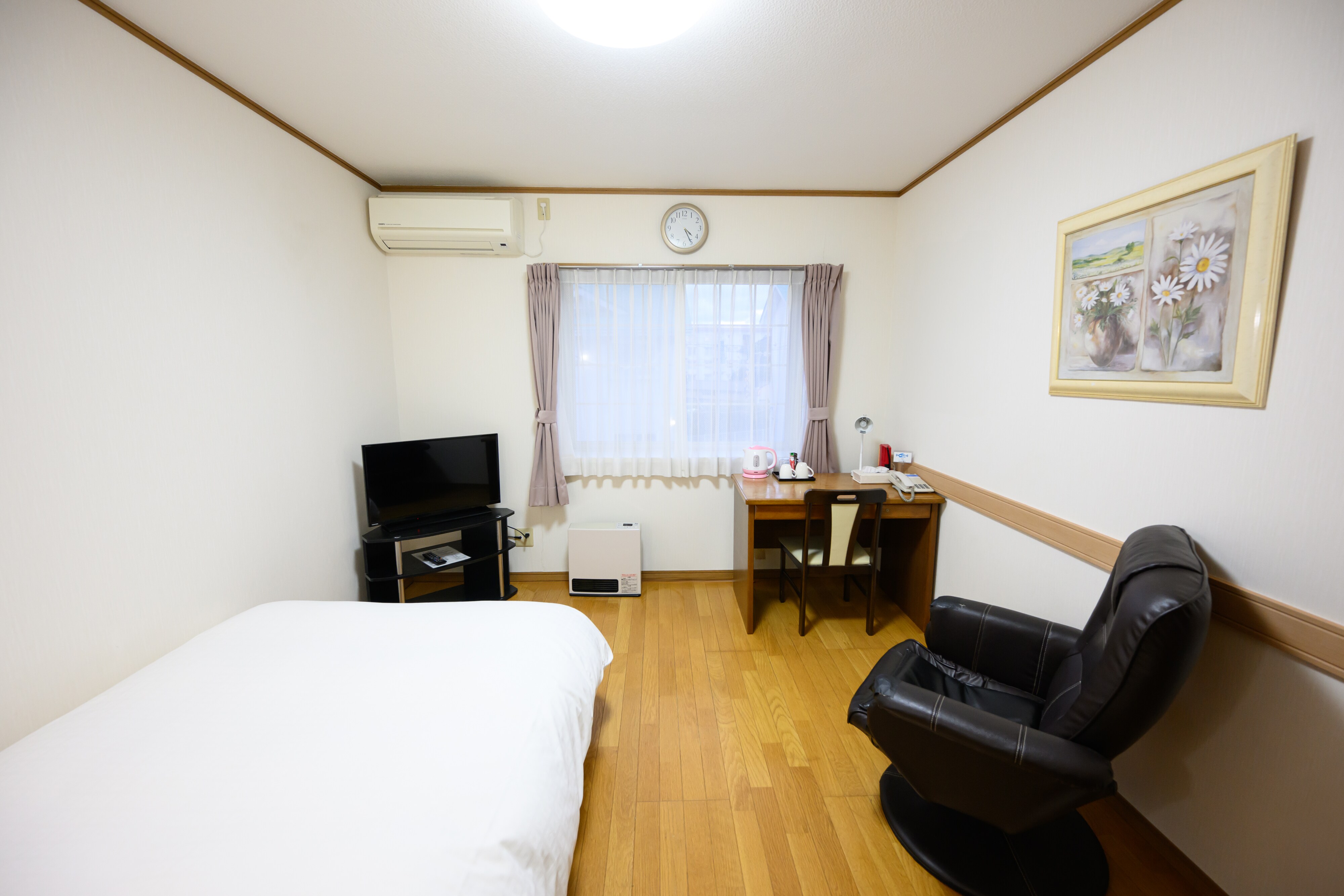 [All rooms have semi-double French beds] Spacious rooms with reclining chairs