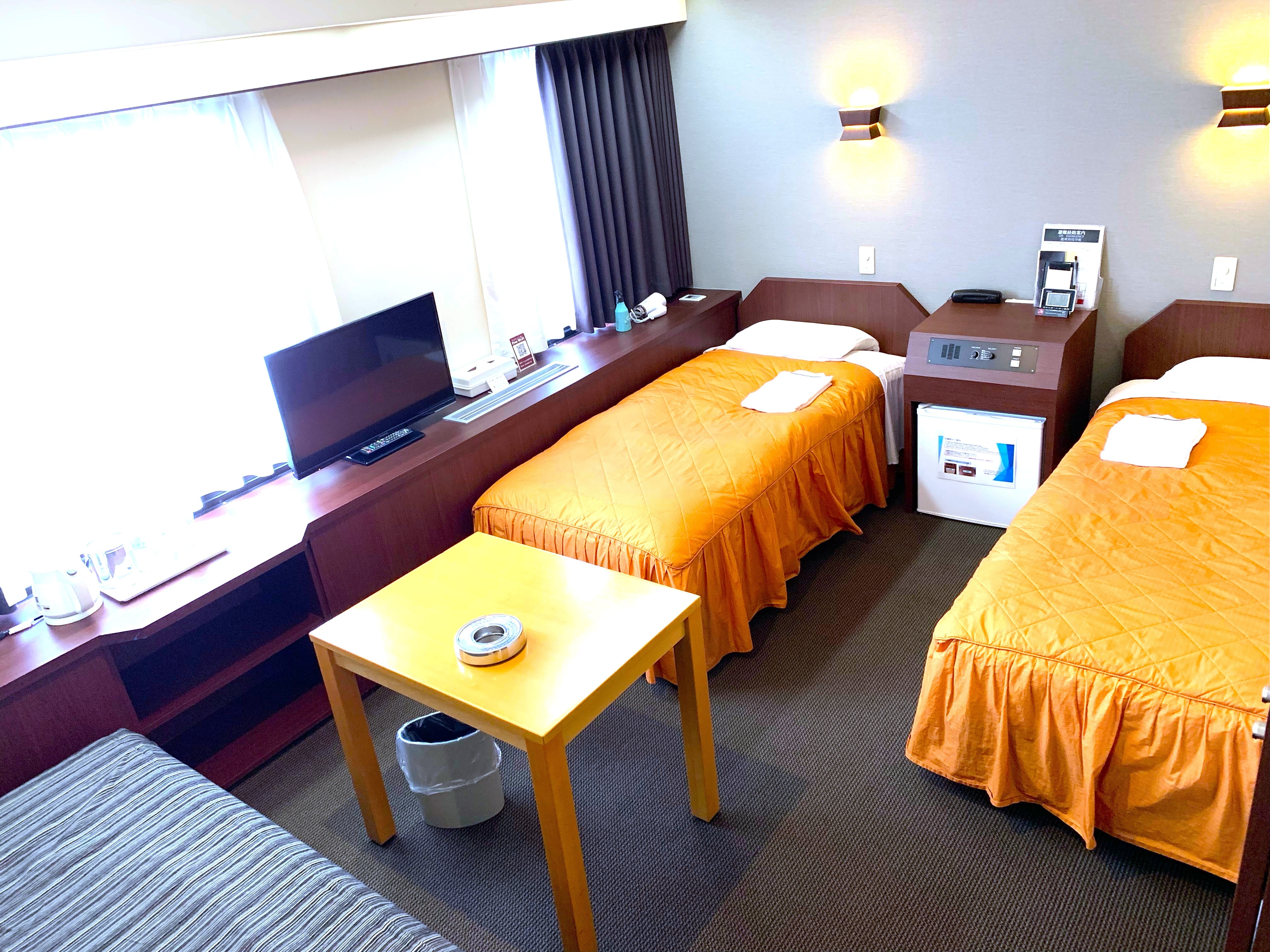 Twin Room (TA12) Opposite side of the tracks (bedside)