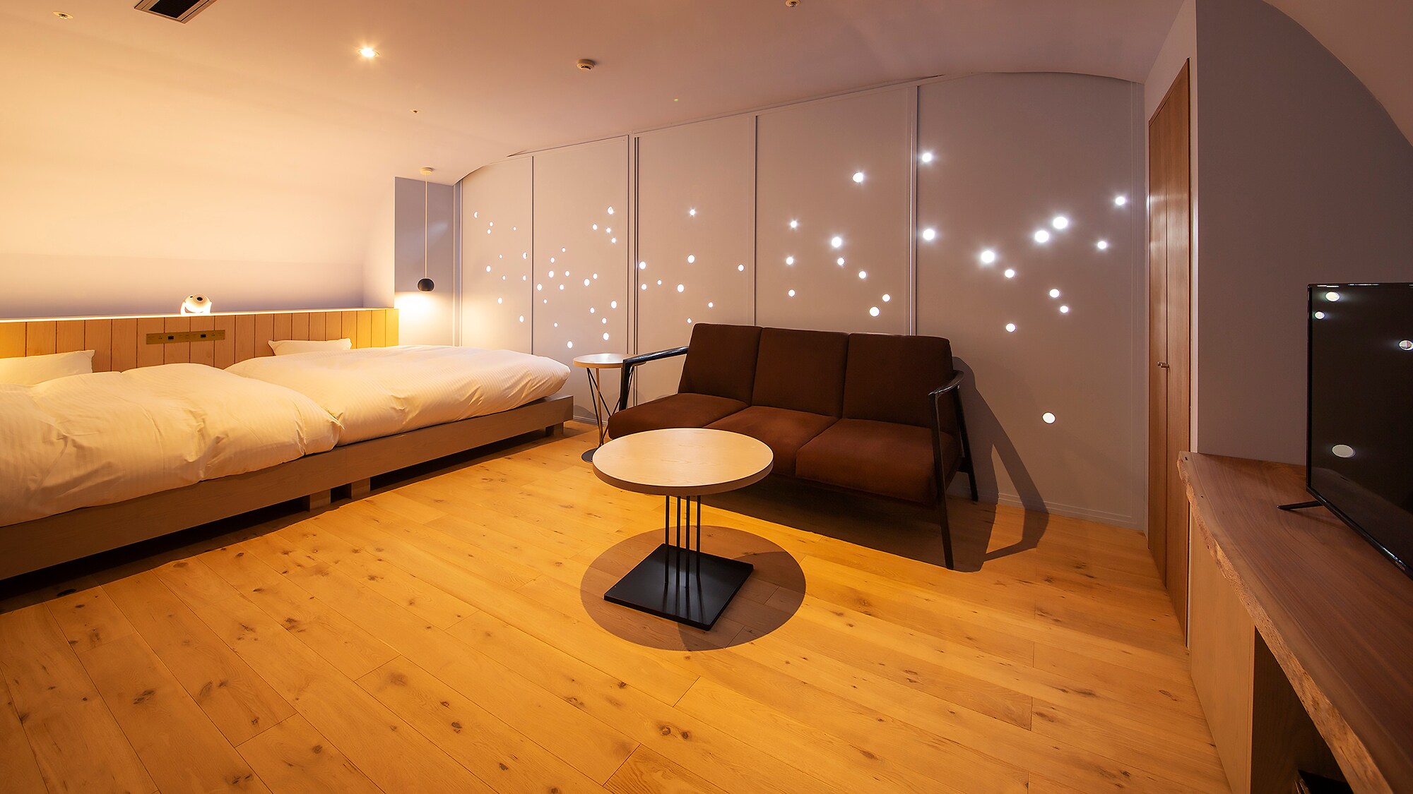 [Star Twin] Create a sparkling starry sky with a planetarium projector.