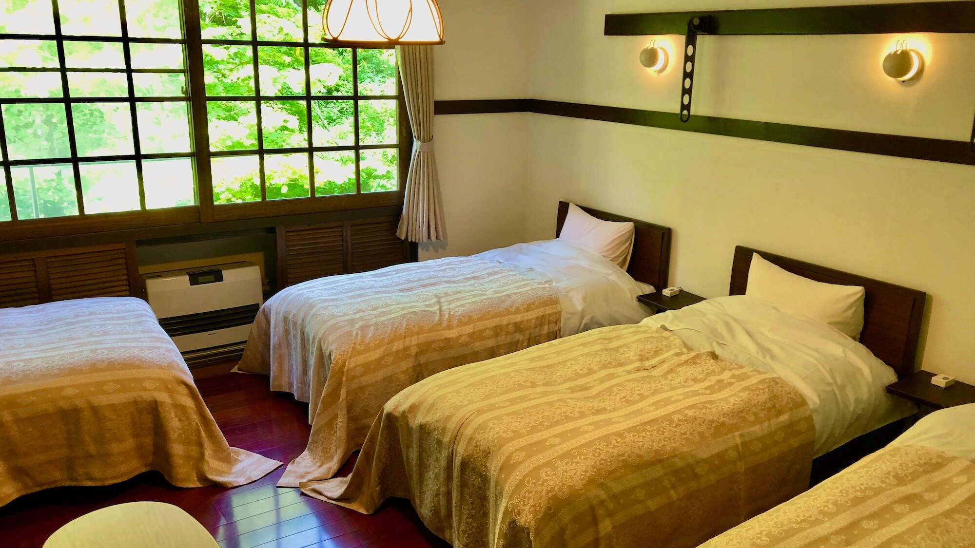 Western-style room with 4 beds