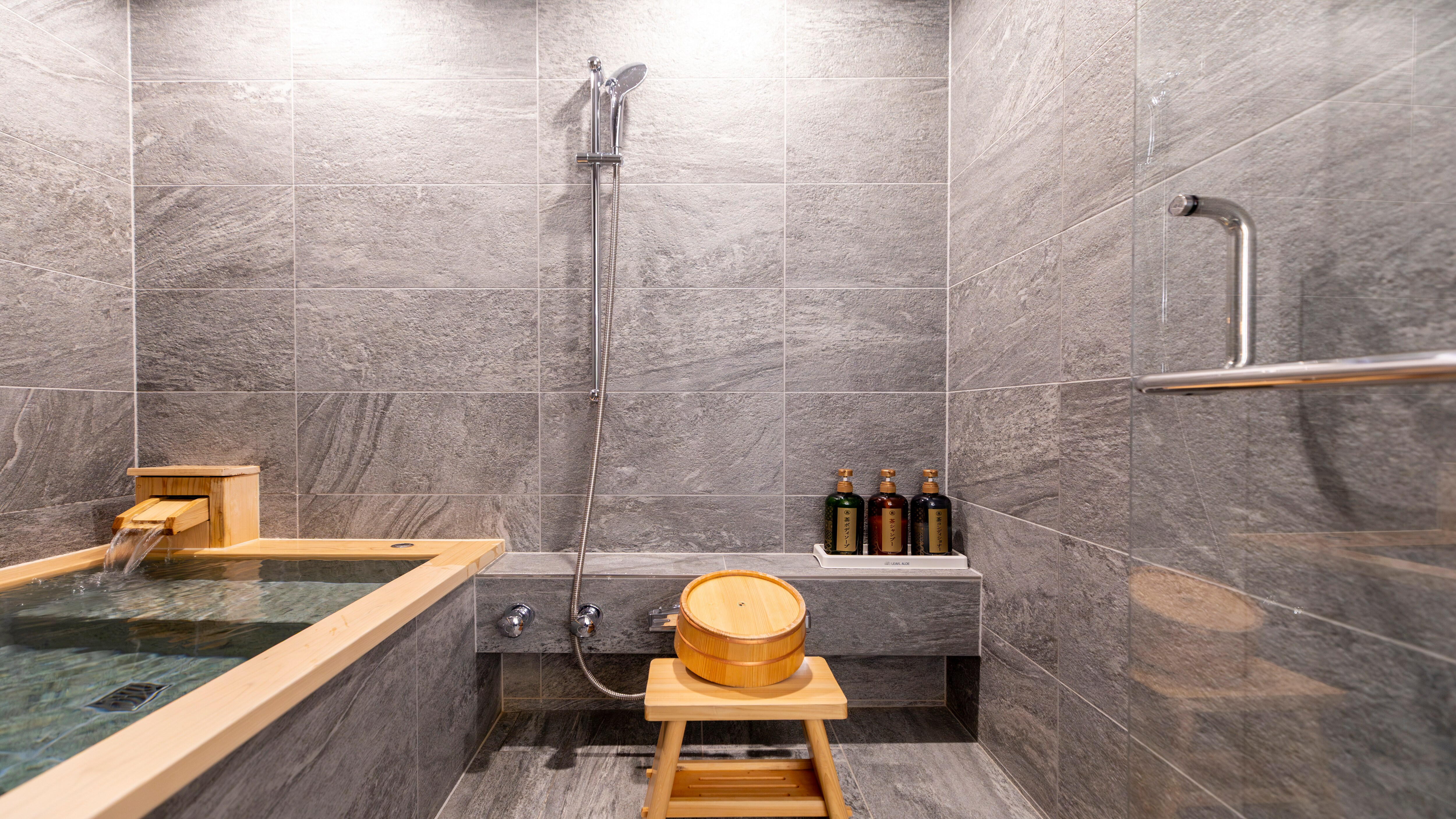 [Suite Room with Japanese-style Bath, 2nd Floor - K] Japanese-Western style twin bedroom (2nd floor) 45㎡
