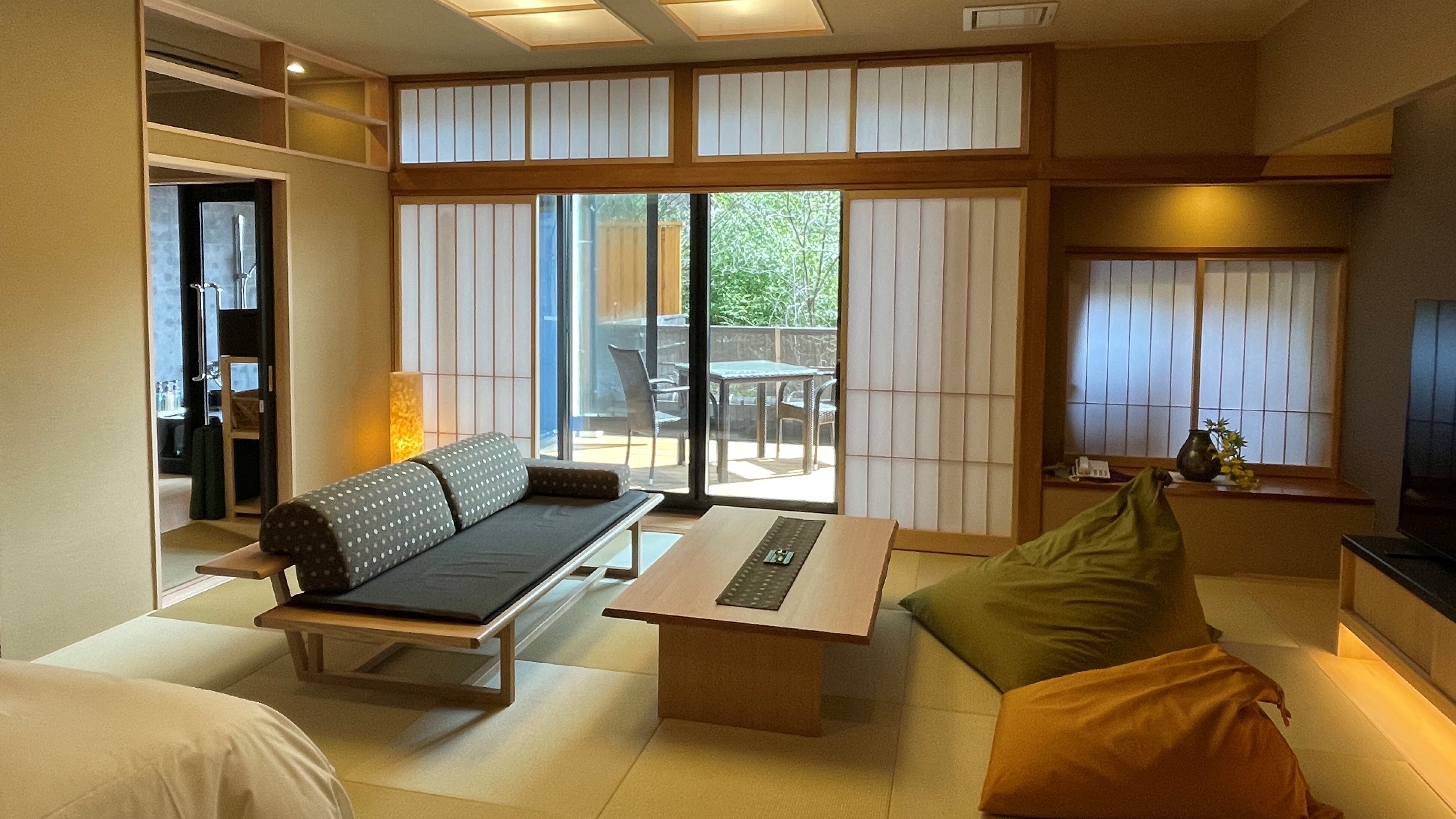 Kamar twin modern Jepang dengan pemandian semi-terbuka