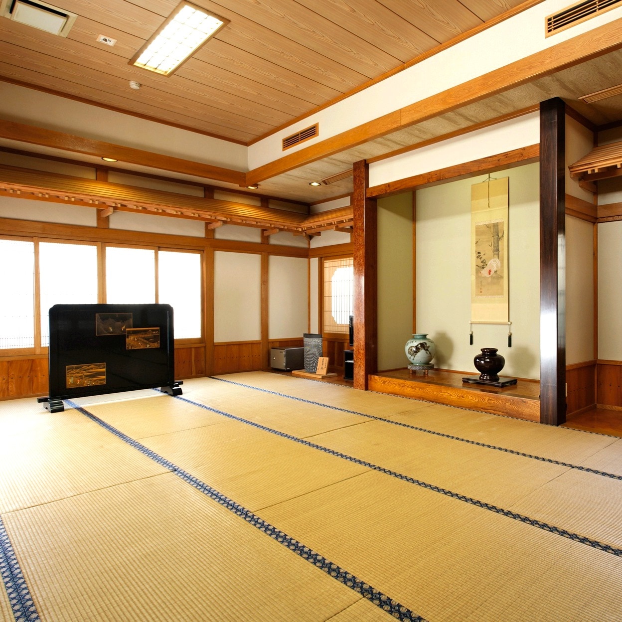 18 tatami spacious Japanese-style room (Main building)