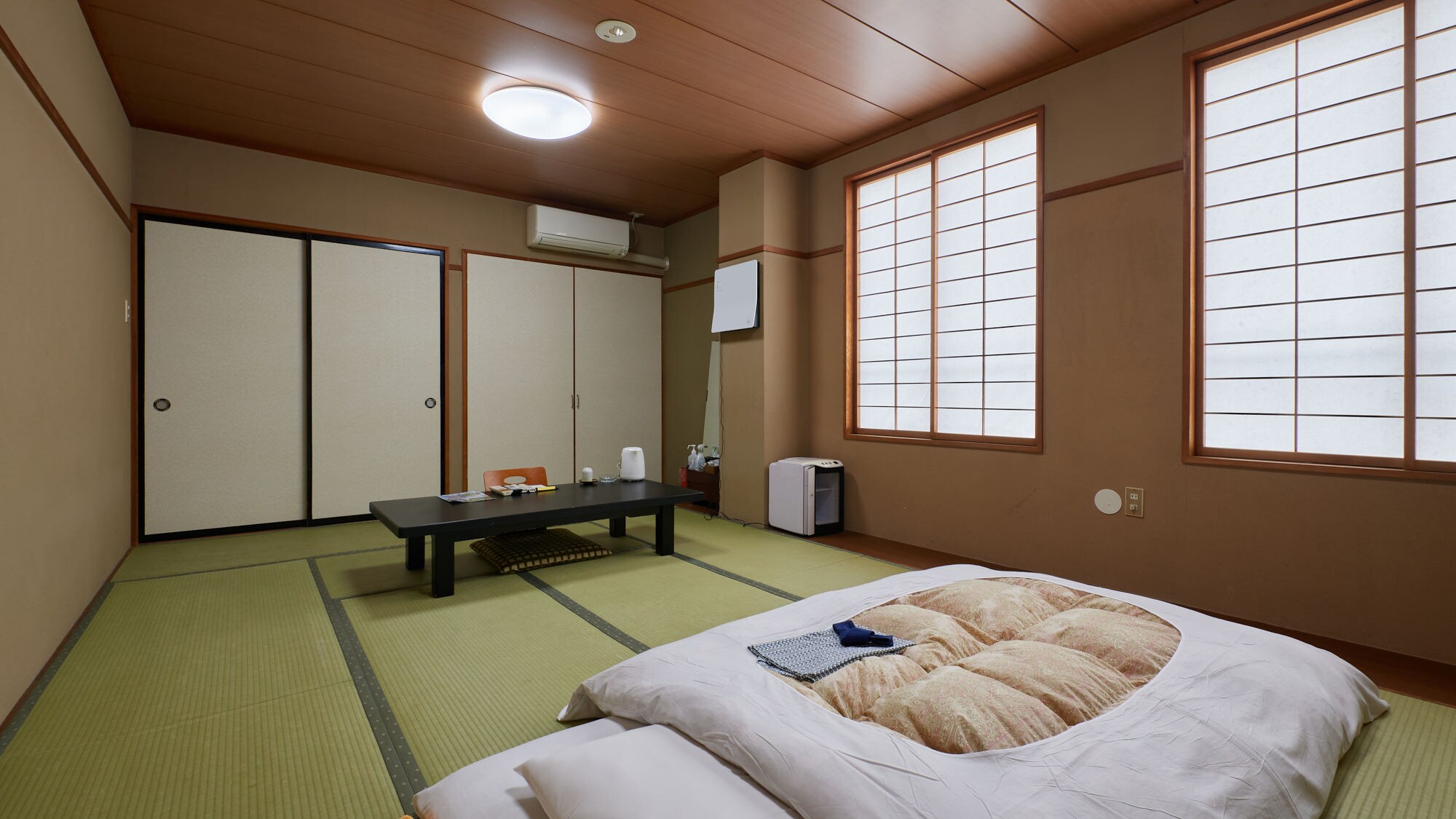 [Smoking] Japanese-style room for 1-6 people