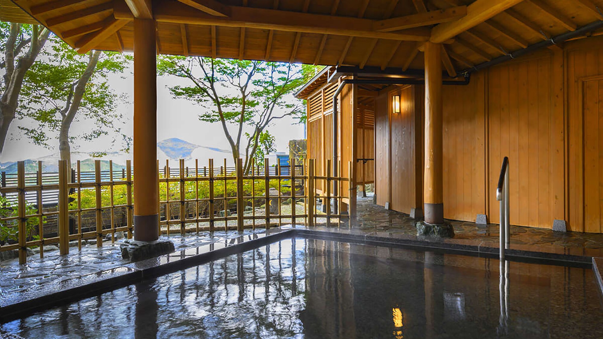 [Pemandian terbuka yang besar] Menghadap Teluk Toba