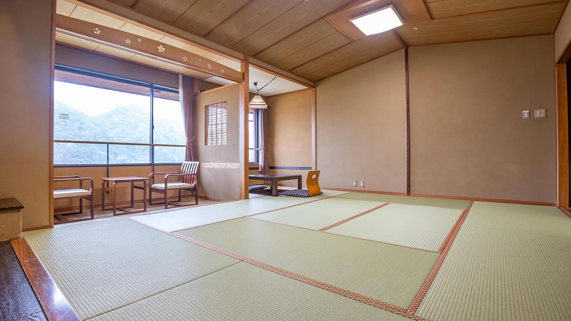 还有可以舒展双腿放松的日式房间、易于使用的西式房间和复式房间。
